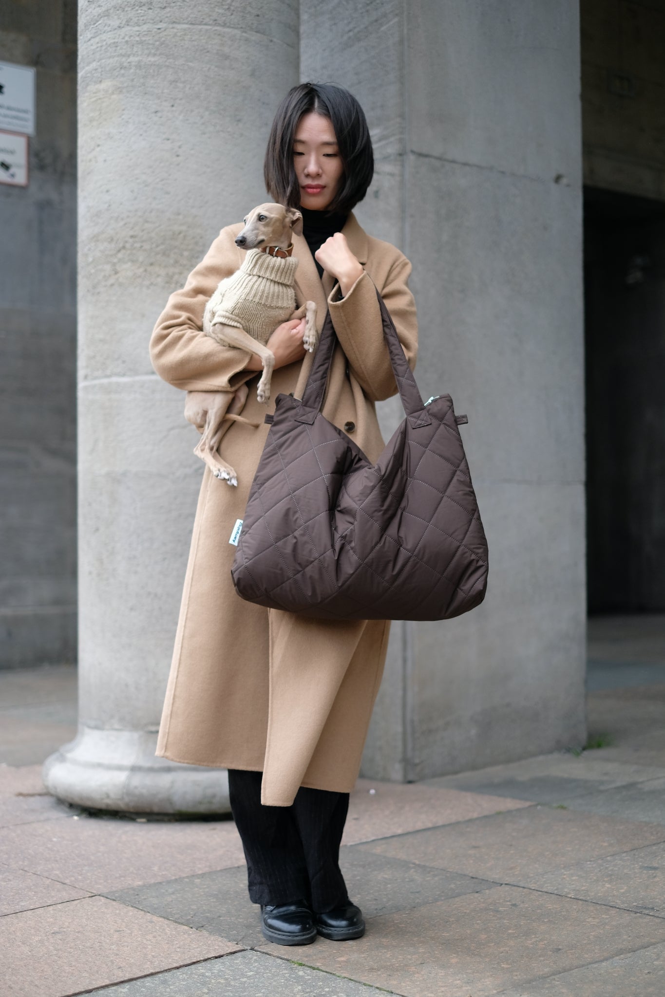 Kamping Studios Mom-Bag und Weekender in braun, am weiblichen Model Vorderseite 2