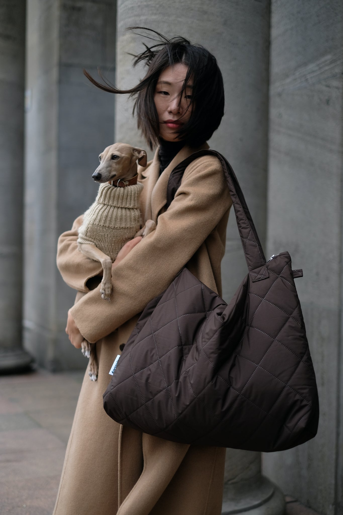 Kamping Studios Mom-Bag und Weekender in braun, am weiblichen Model