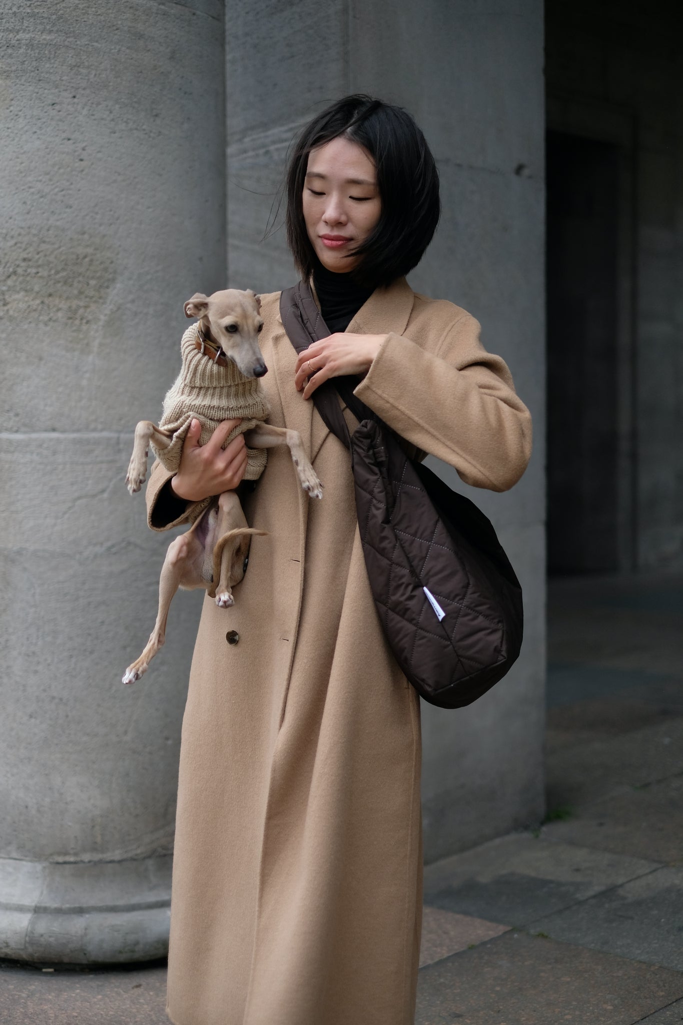 Kamping Studios Mom-Bag und Weekender in braun, am weiblichen Model, Crossbody getragen