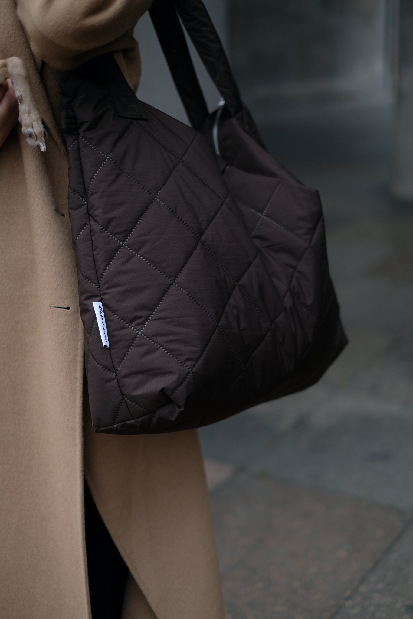 Kamping Studios Mom-Bag und Weekender in braun, am weiblichen Model, Detailfoto