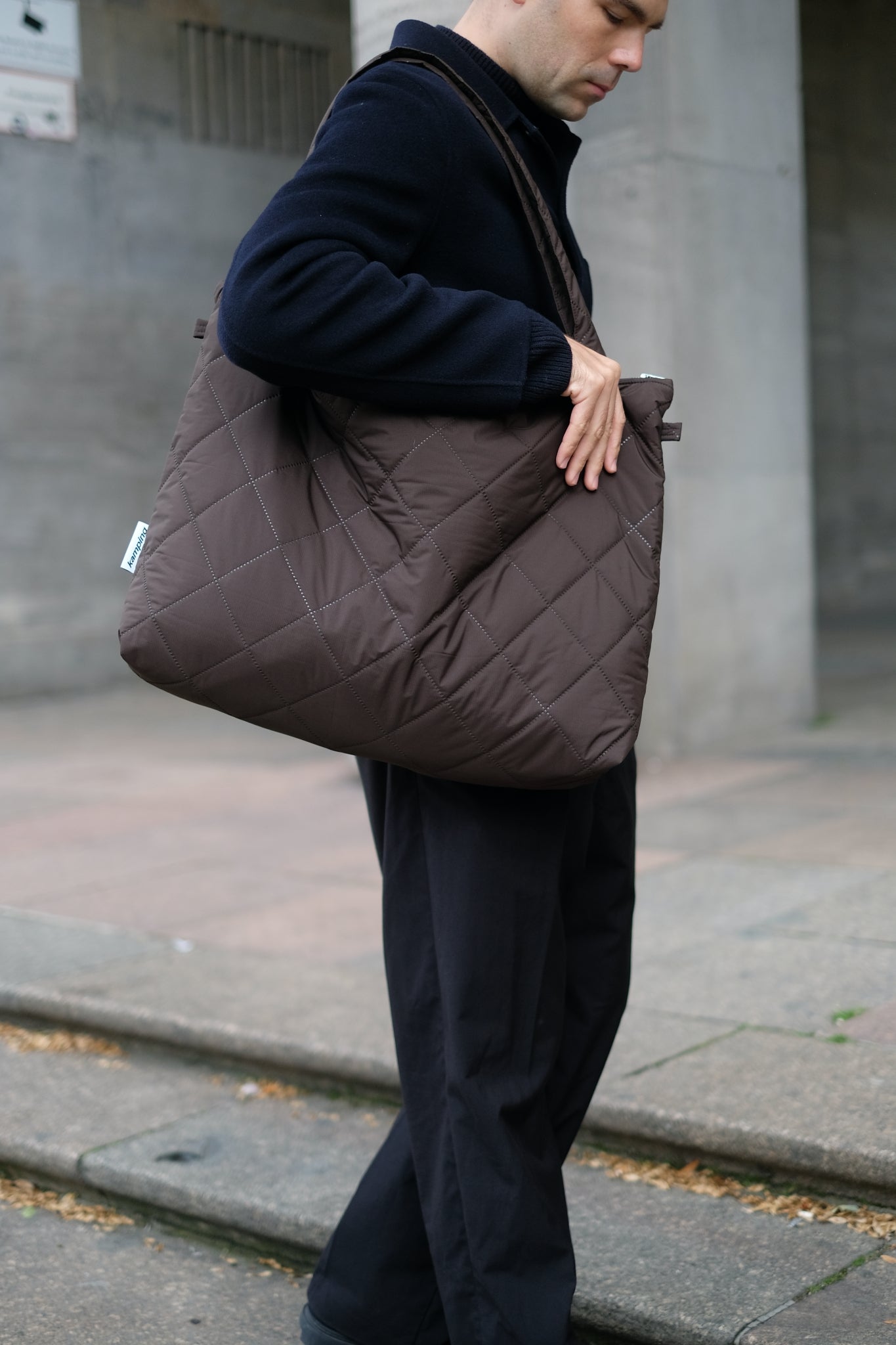 Kamping Studios Mom-Bag und Weekender in braun, am maennlichen Model 3