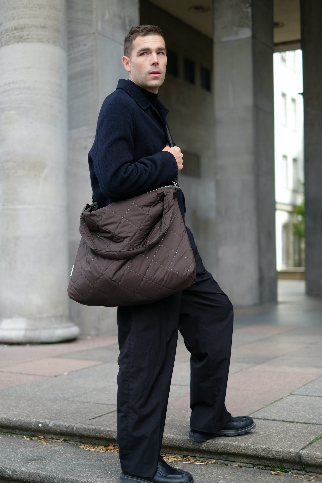 Kamping Studios Mom-Bag und Weekender in braun, am maennlichen Model mit Schultergurt