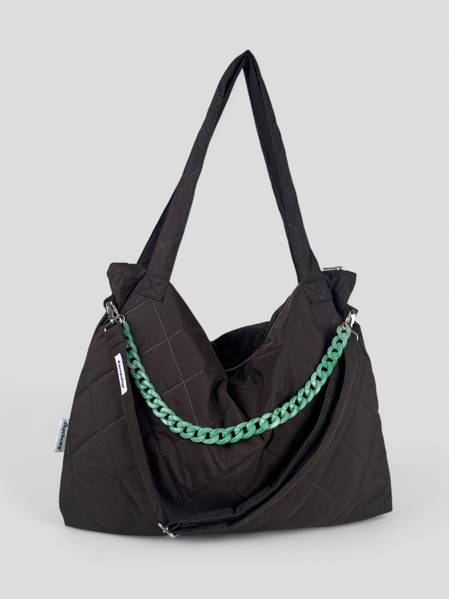 Kamping Studios Mom-Bag und Weekender in braun, Produktfoto Vorderansicht mit Schultergurt und Kette