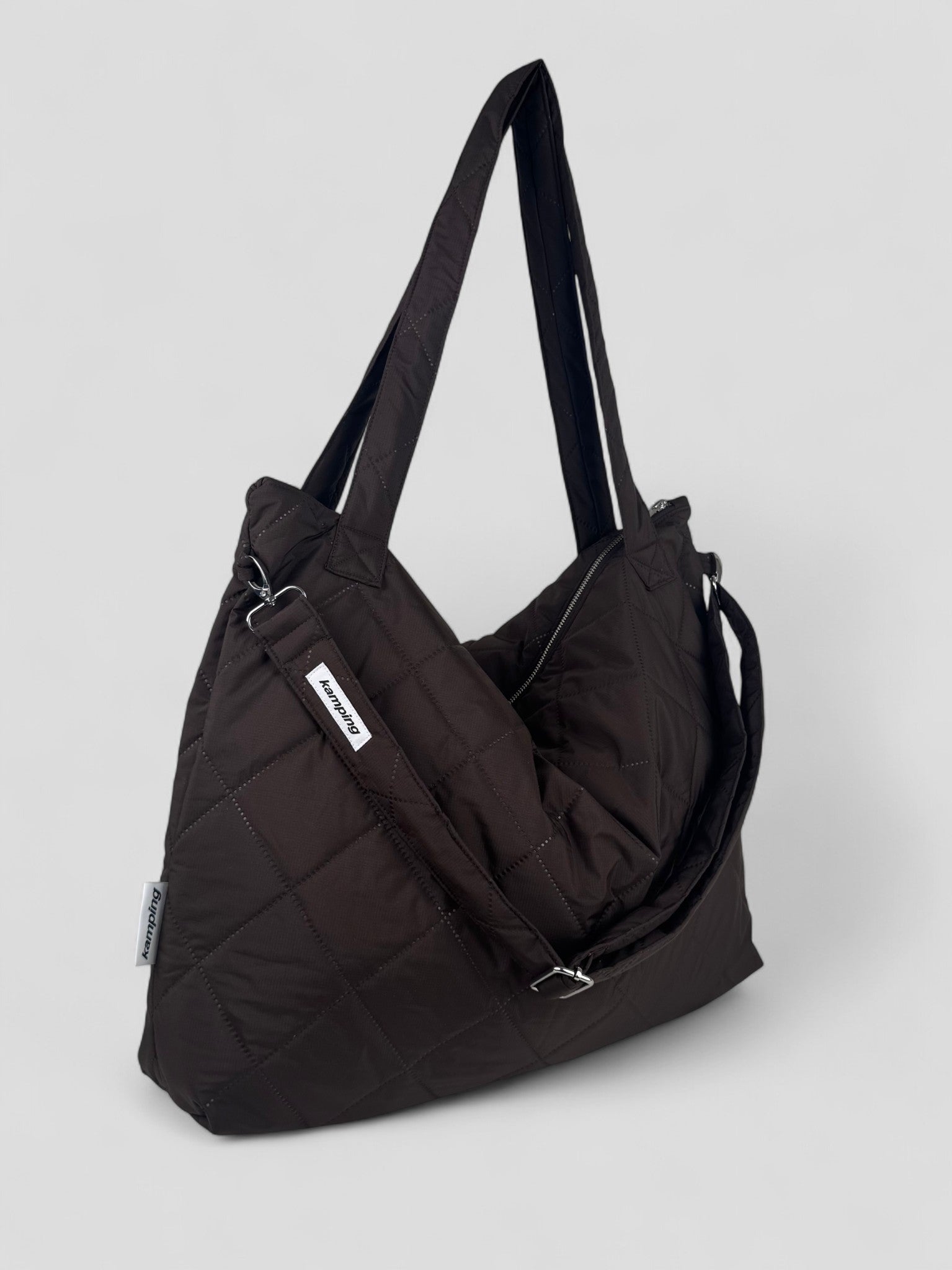 Kamping Studios Mom-Bag und Weekender in braun, Produktfoto Seitenansicht mit Schultergurt