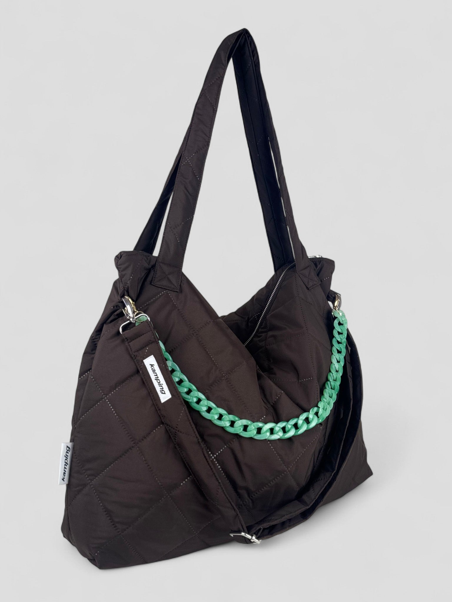 Kamping Studios Mom-Bag und Weekender in braun, Produktfoto Seitenansicht mit Schultergurt und Kette