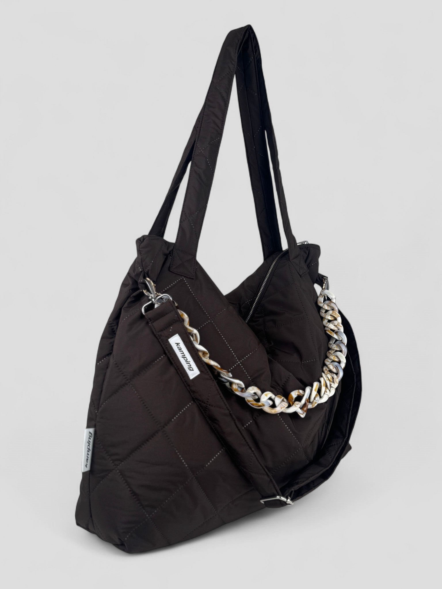 Kamping Studios Mom-Bag und Weekender in braun, Produktfoto Seitenansicht mit Schultergurt und Kette