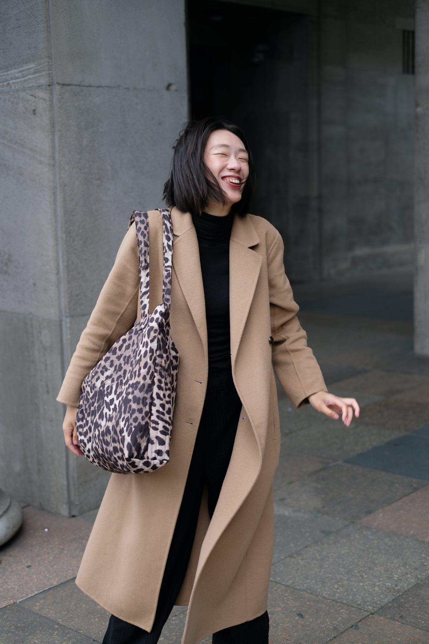 Kamping Studios Mom-Bag und Weekender mit Leo-Muster, am Model
