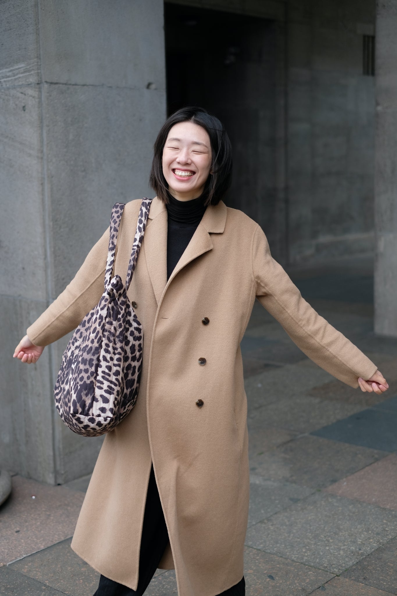 Kamping Studios Mom-Bag und Weekender mit Leo-Muster, am Model 2