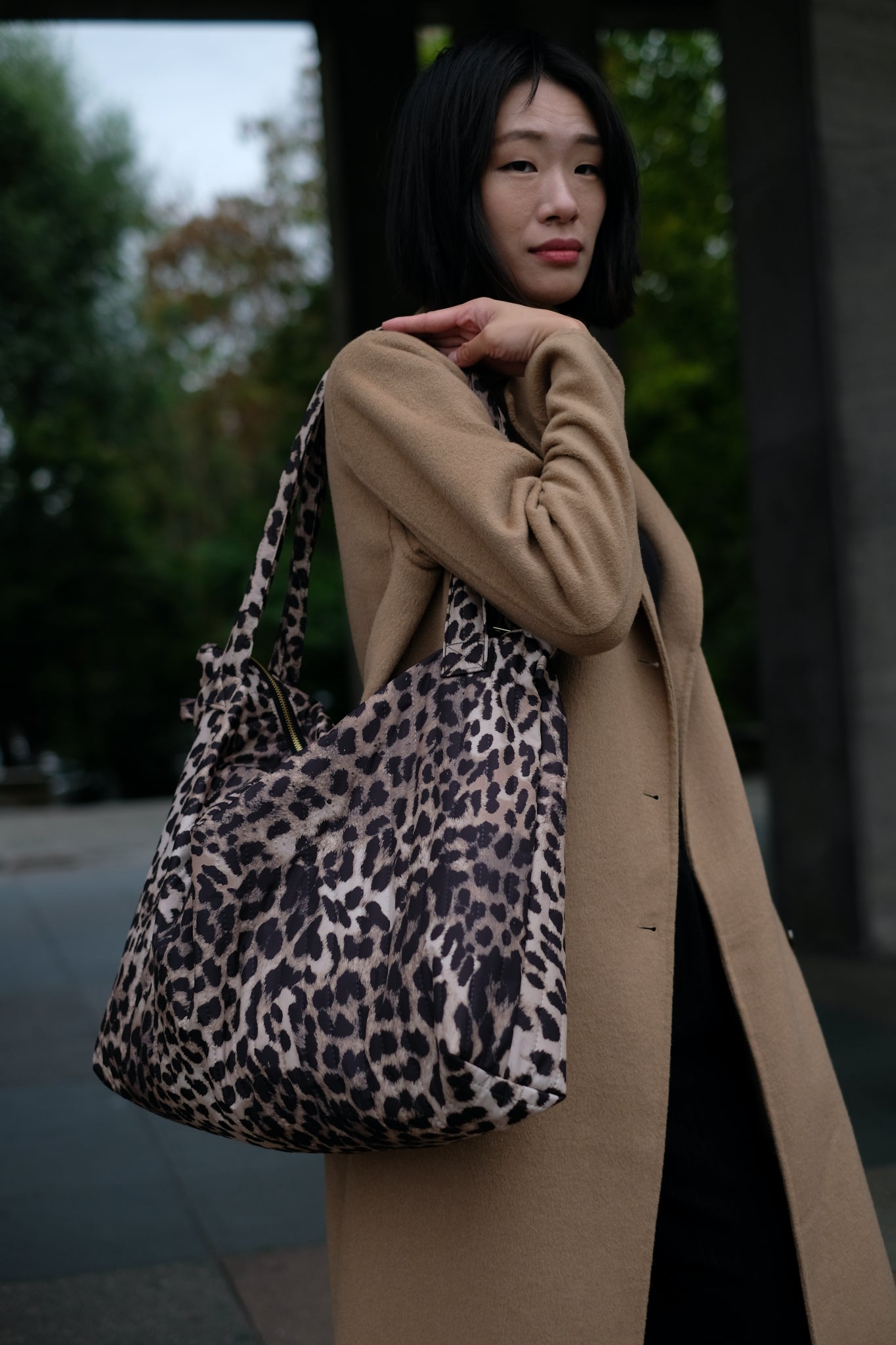 Kamping Studios Mom-Bag und Weekender mit Leo-Muster, am Model, Detail