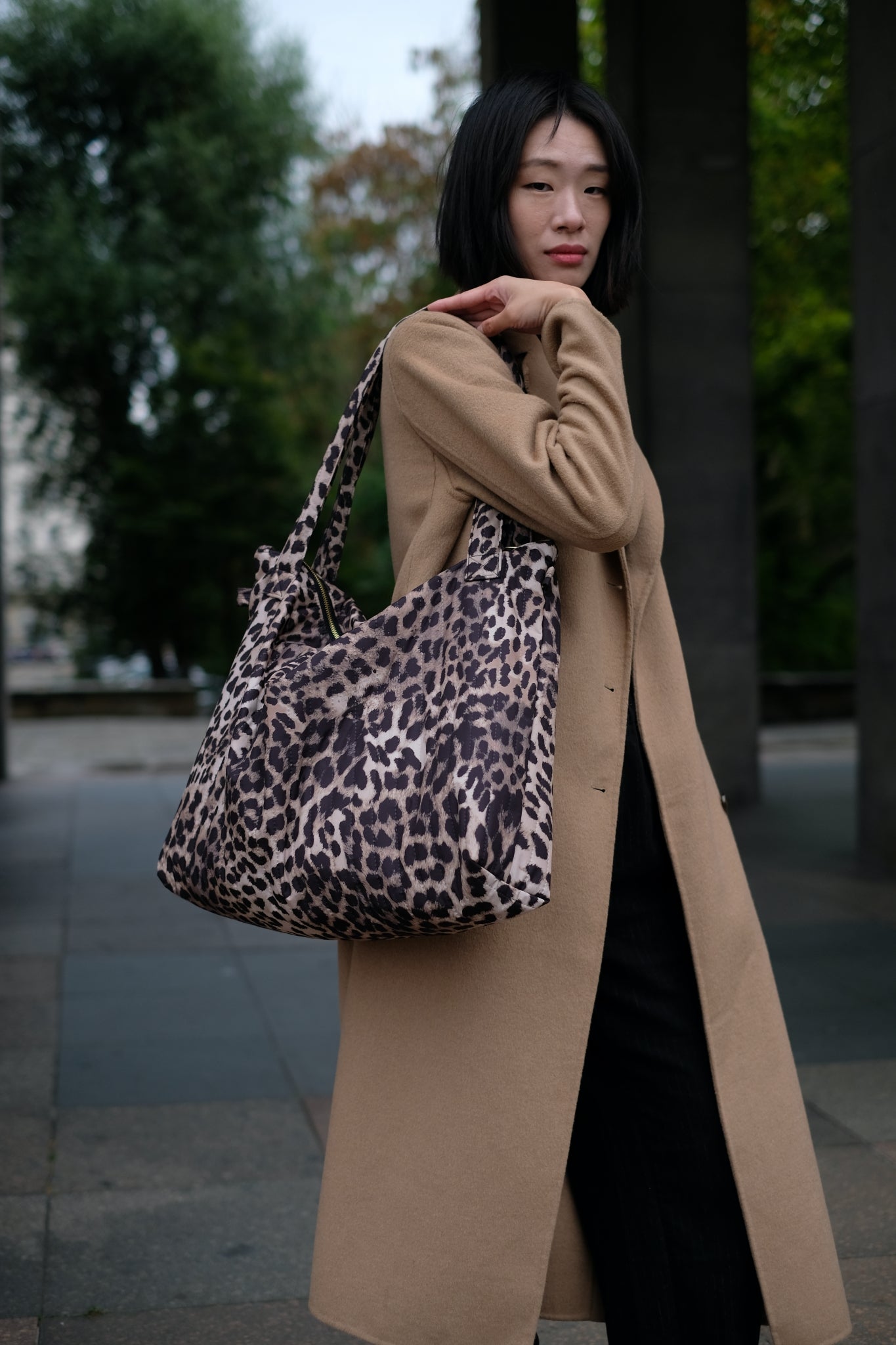 Kamping Studios Mom-Bag und Weekender mit Leo-Muster, am Model 5
