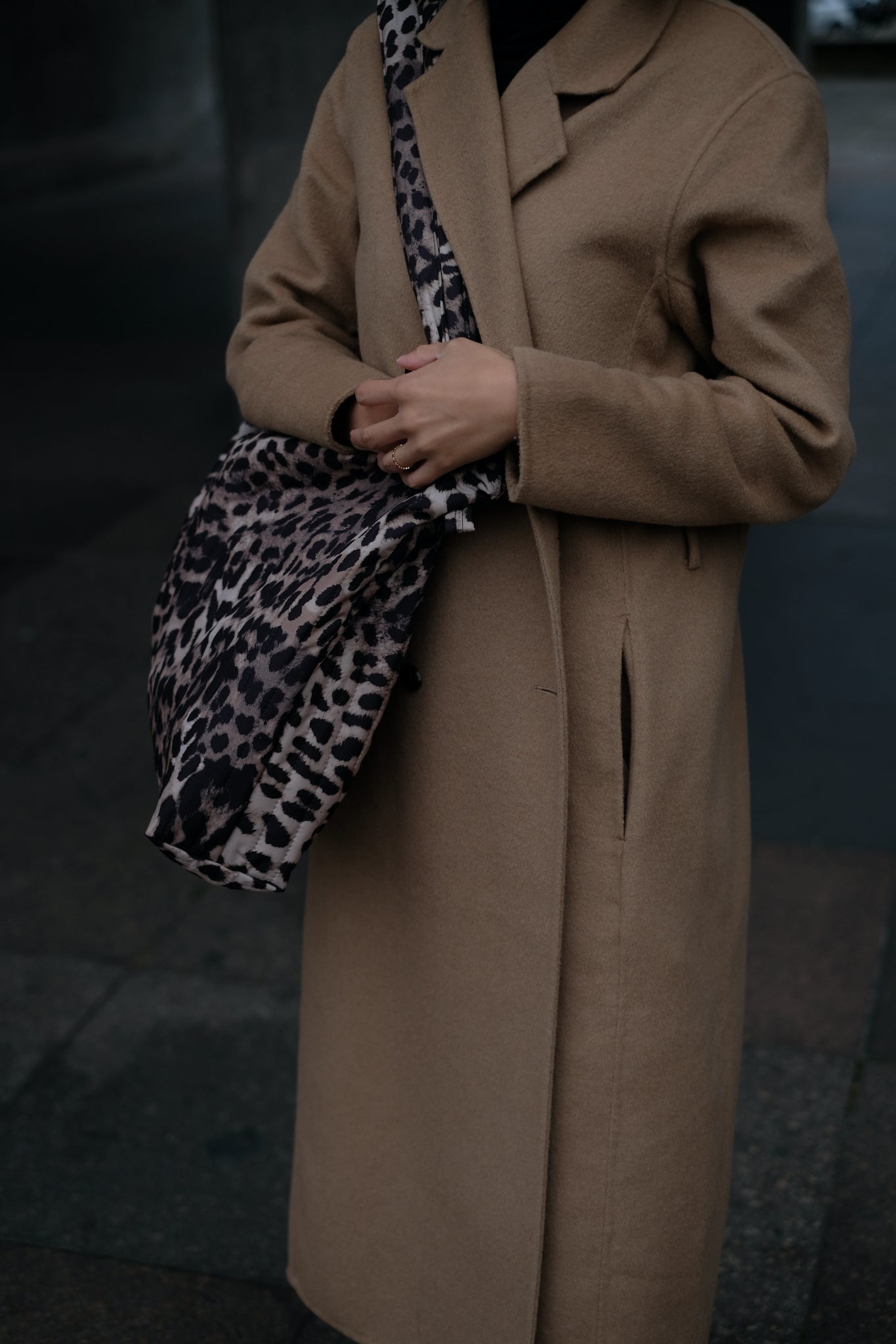 Kamping Studios Mom-Bag und Weekender mit Leo-Muster, am Model 6