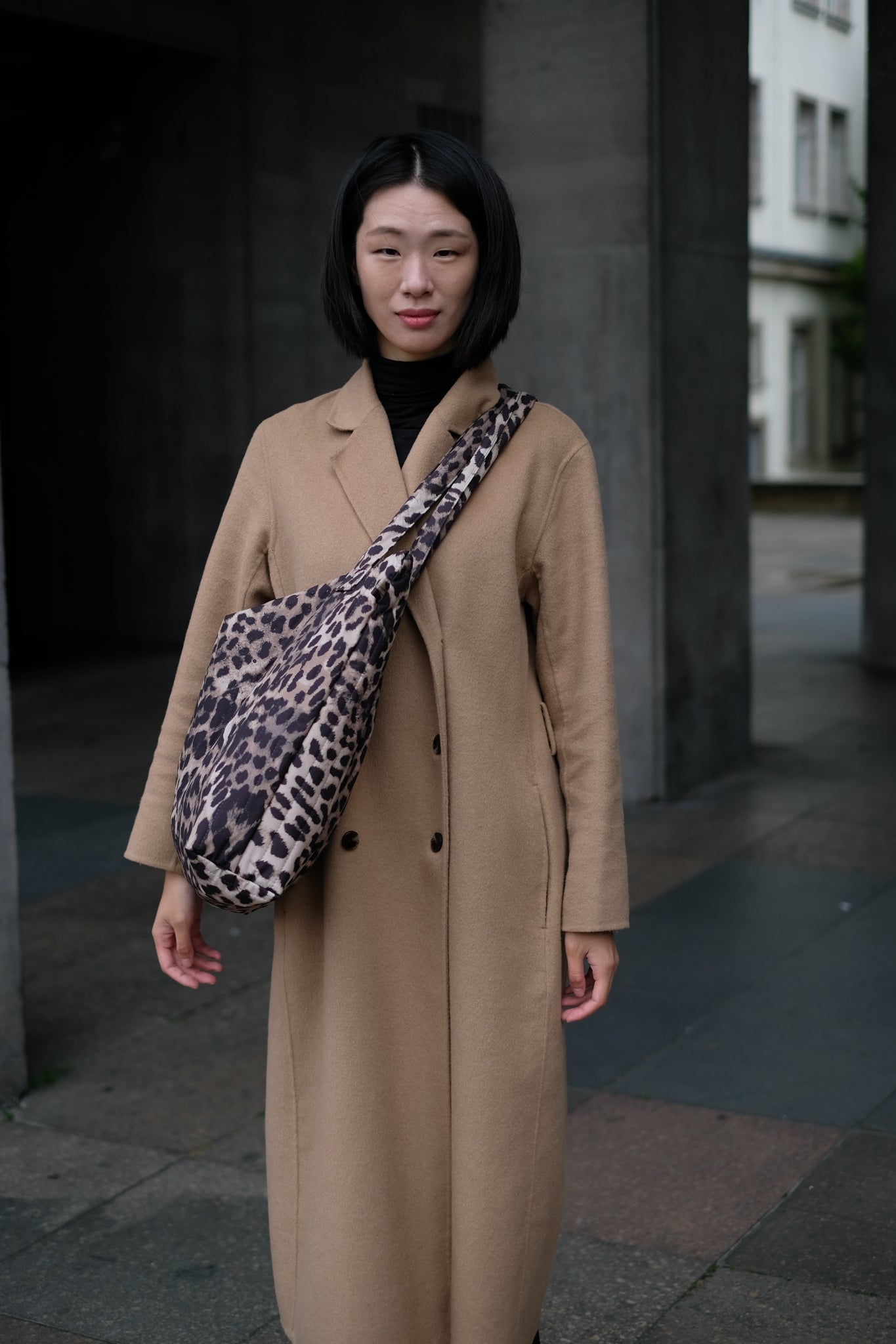 Kamping Studios Mom-Bag und Weekender mit Leo-Muster, am Model, Crossbody