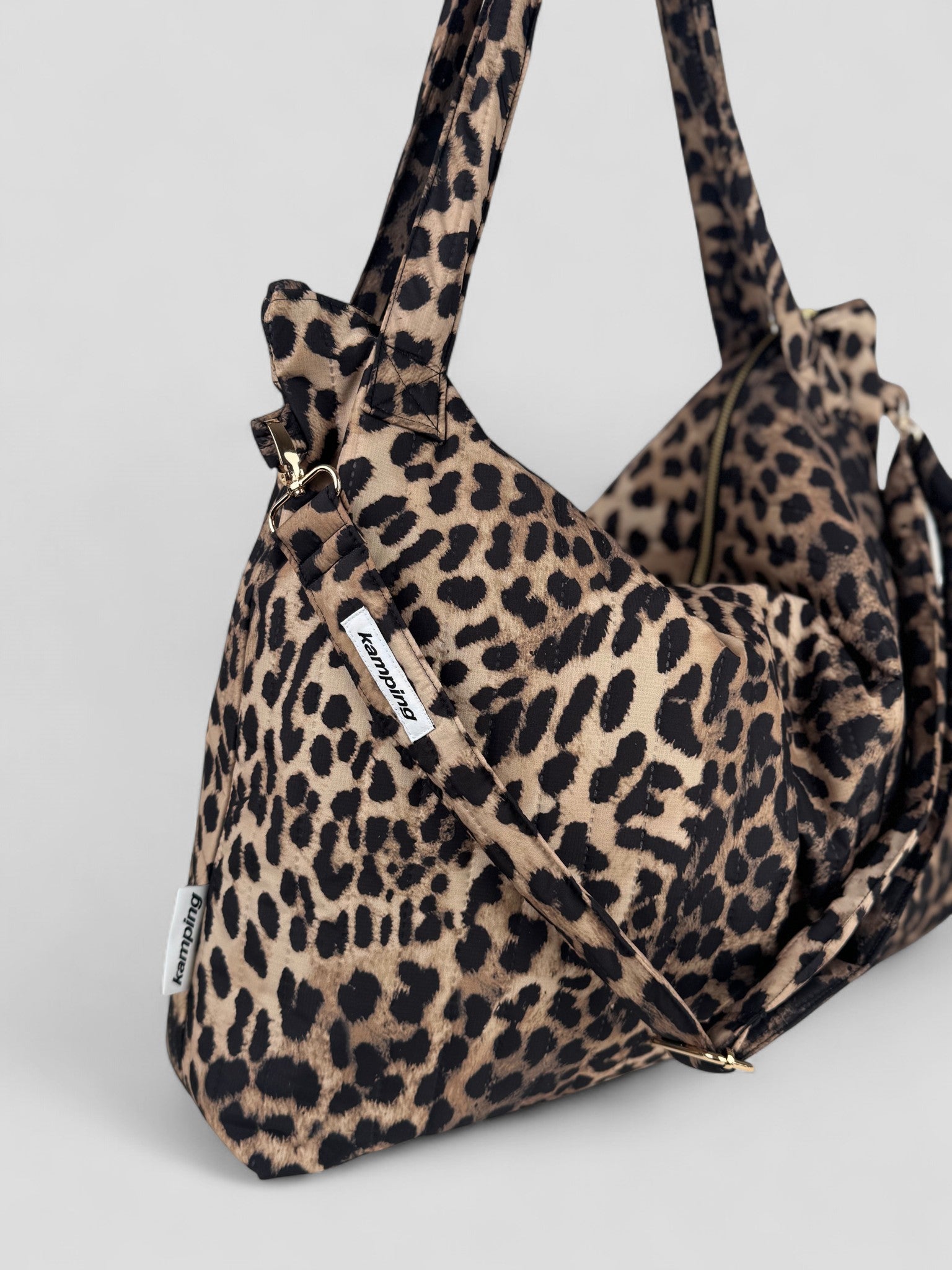 Kamping Studios Mom-Bag und Weekender mit Leo-Muster, Produktfoto, Detailfoto