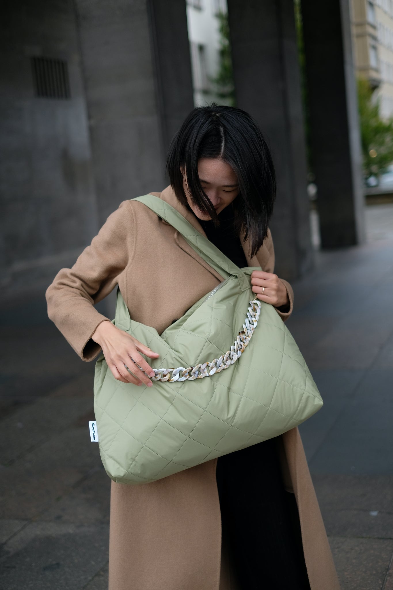 Kamping Studios Mom-Bag und Weekender in Matcha-gruen, am Model mit Kette