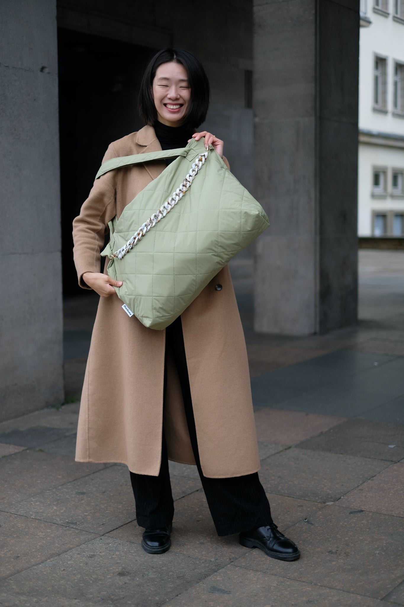 Kamping Studios Mom-Bag und Weekender in Matcha-gruen, am Model mit Kette