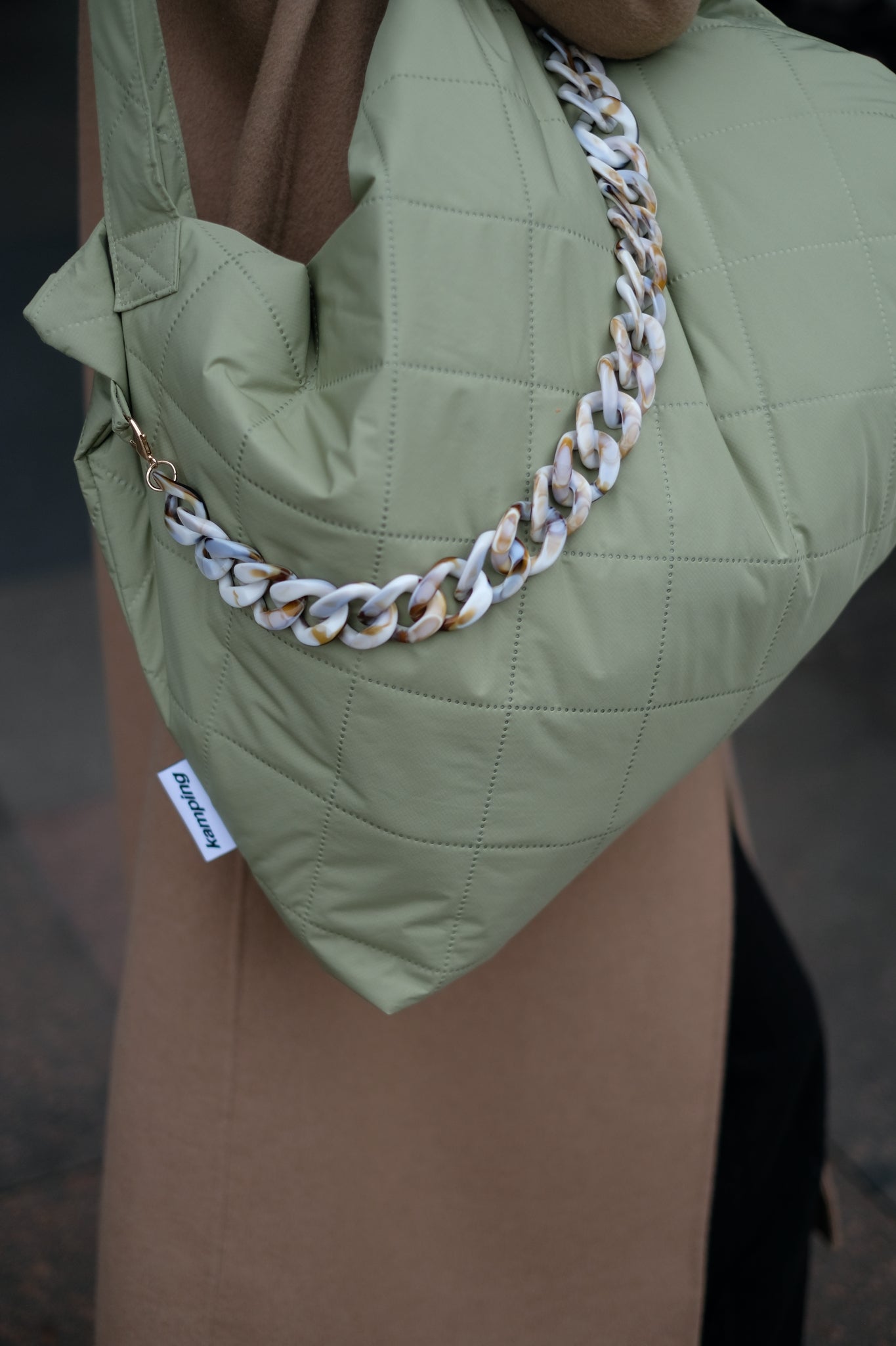Kamping Studios Mom-Bag und Weekender in Matcha-gruen, am Model mit Kette, Detail 2