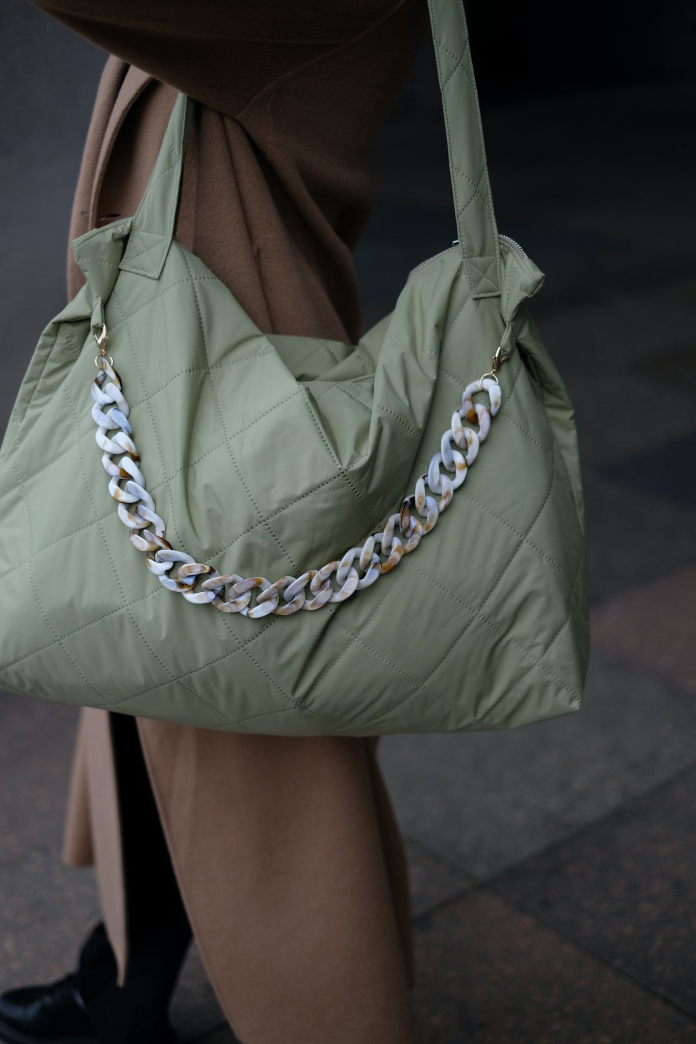 Kamping Studios Mom-Bag und Weekender in Matcha-gruen, am Model mit Kette, Detail