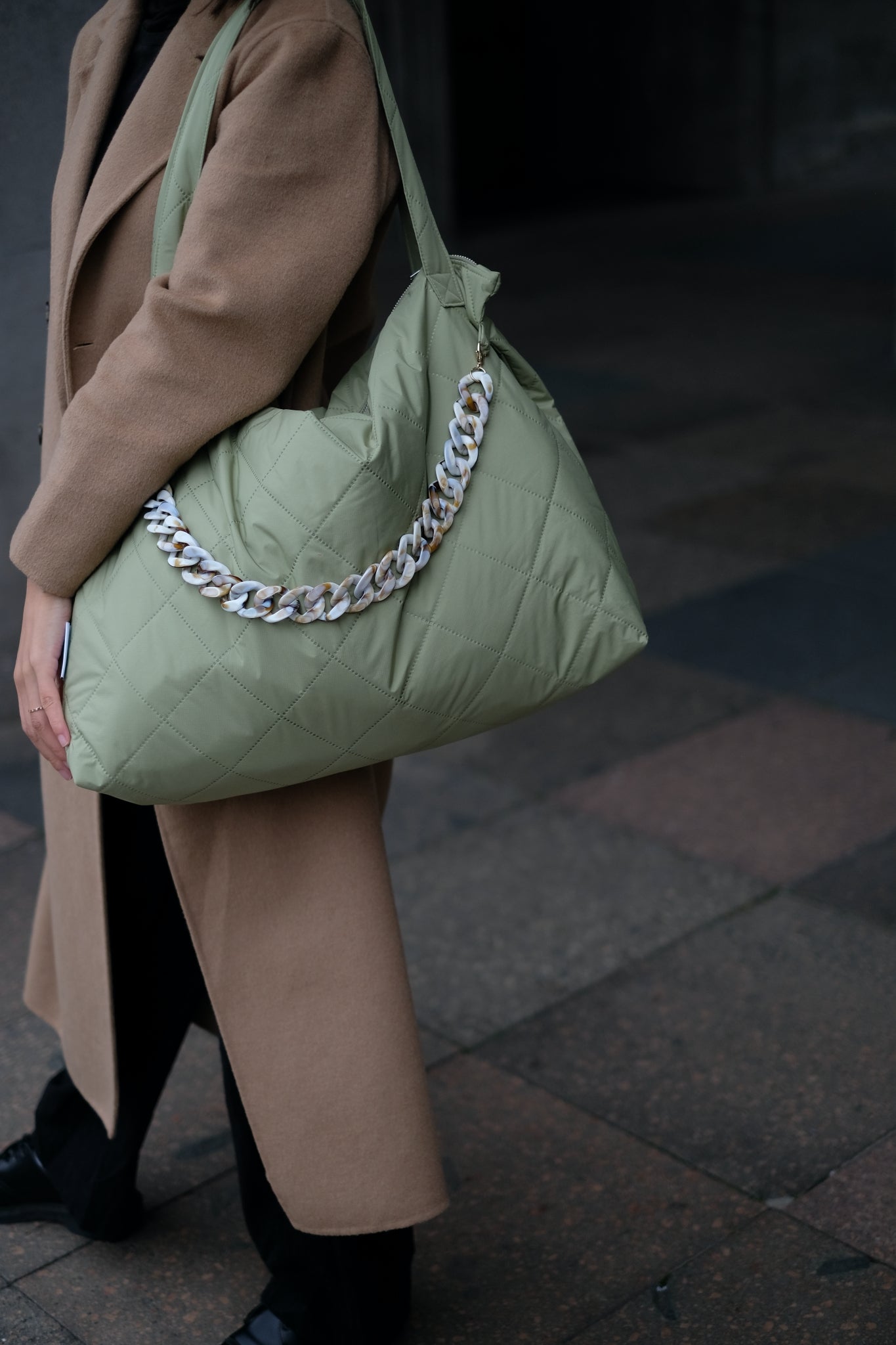 Kamping Studios Mom-Bag und Weekender in Matcha-gruen, am Model mit Kette; Detail