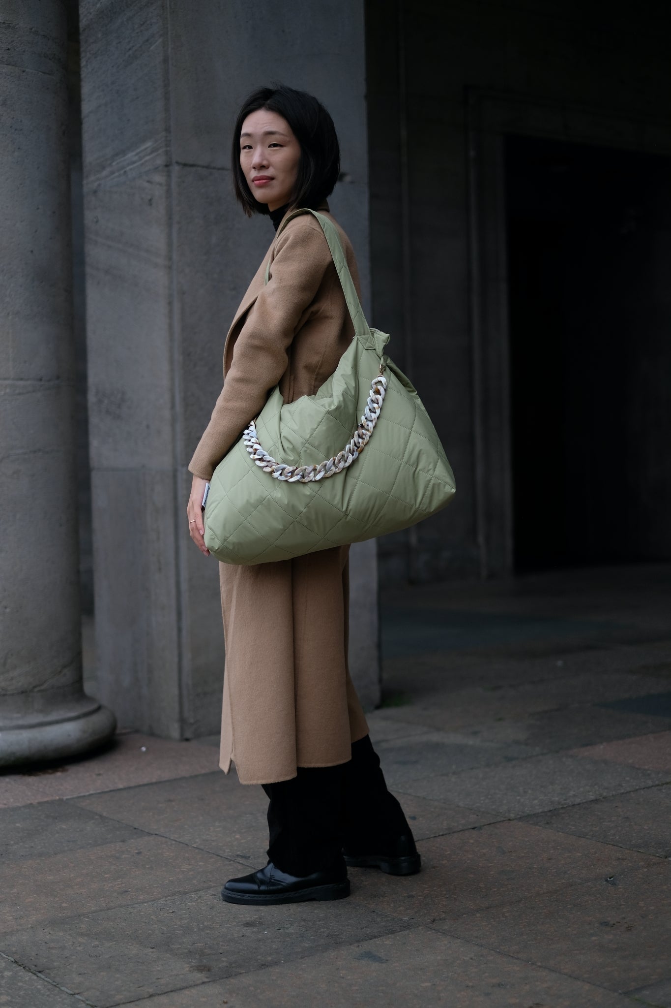 Kamping Studios Mom-Bag und Weekender in Matcha-gruen, am Model mit Kette