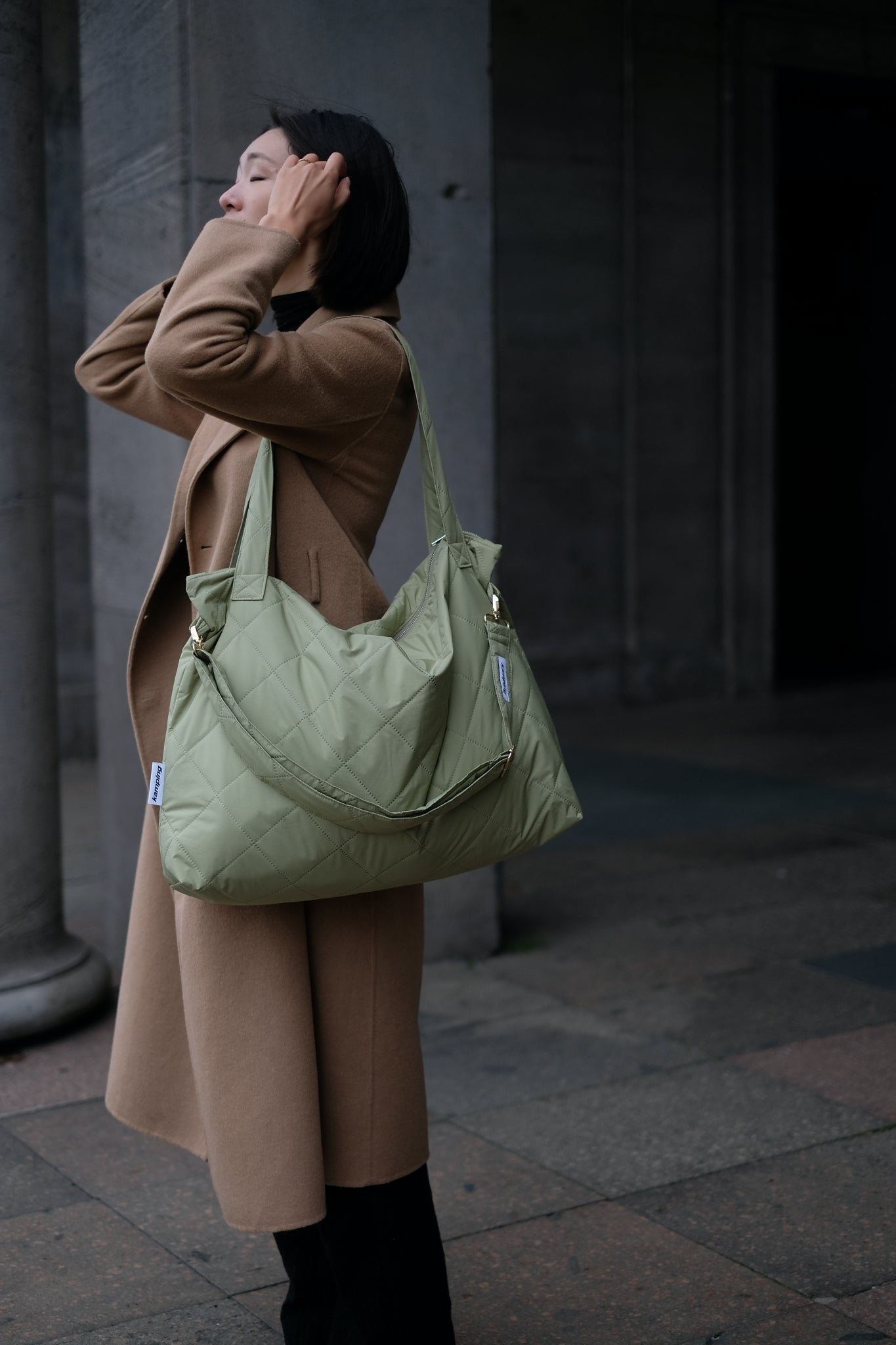 Kamping Studios Mom-Bag und Weekender in Matcha-gruen, am Model mit Schultergurt 2
