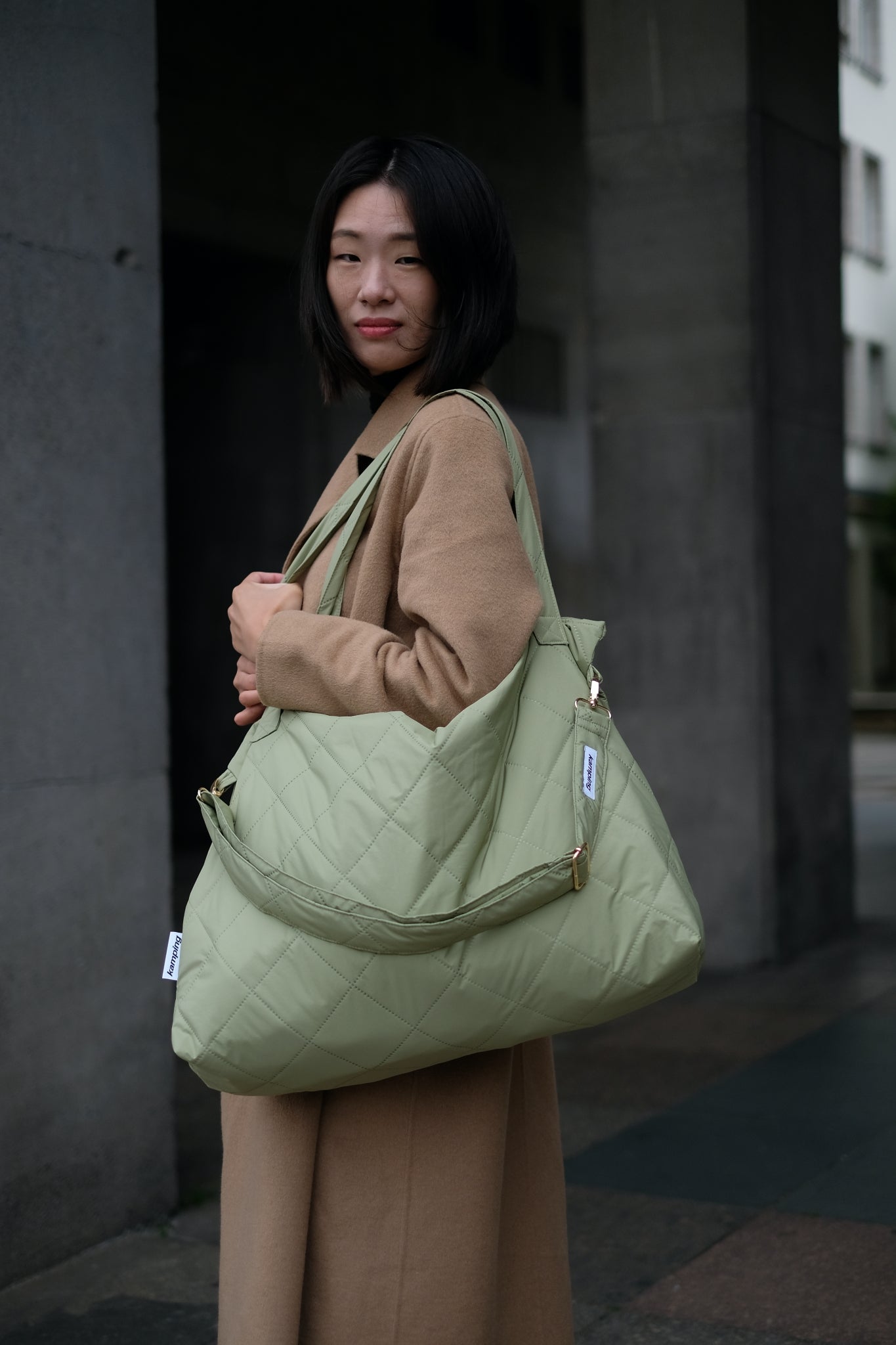 Kamping Studios Mom-Bag und Weekender in Matcha-gruen, am Model mit Schultergurt