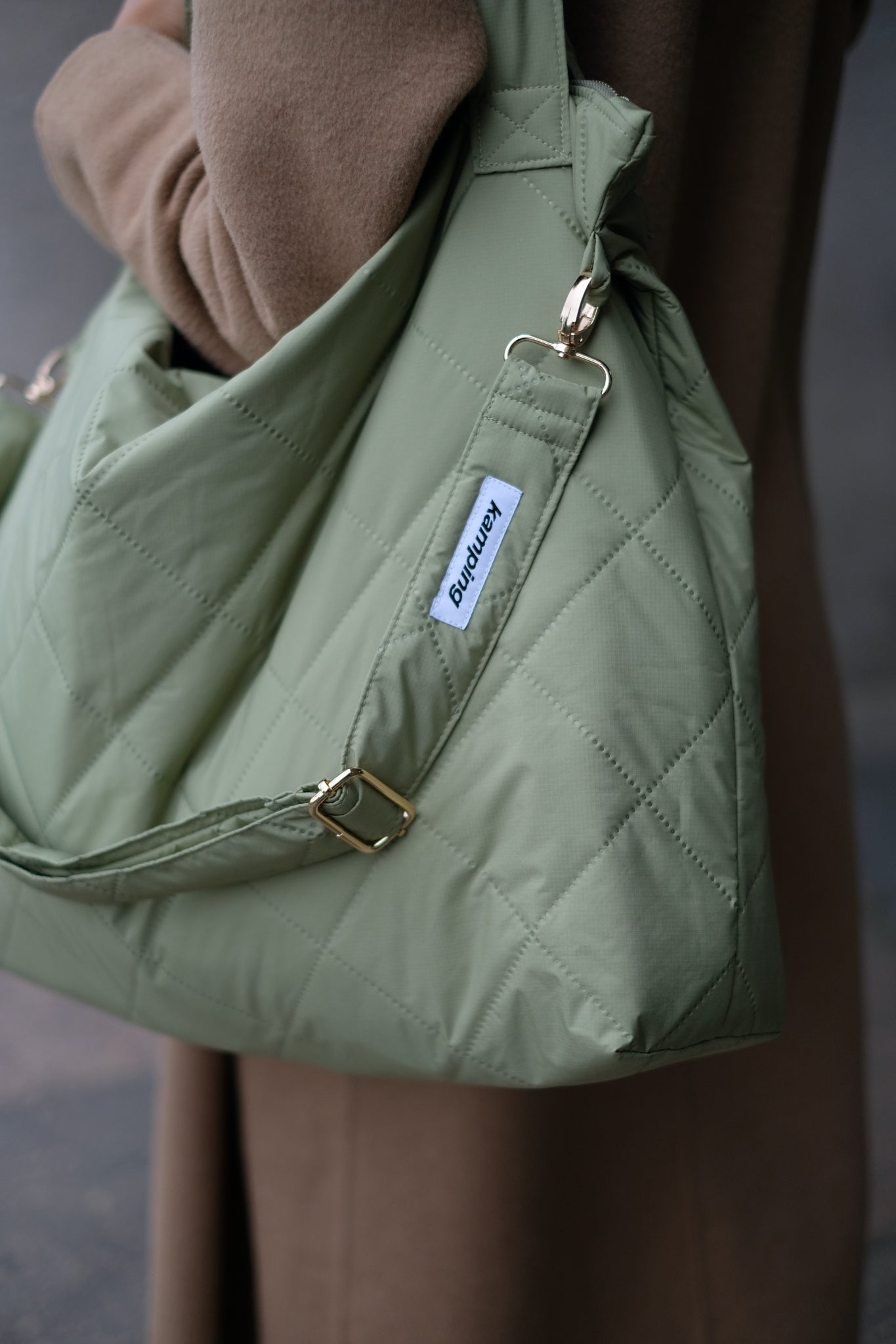 Kamping Studios Mom-Bag und Weekender in Matcha-gruen, am Model, Detailfoto