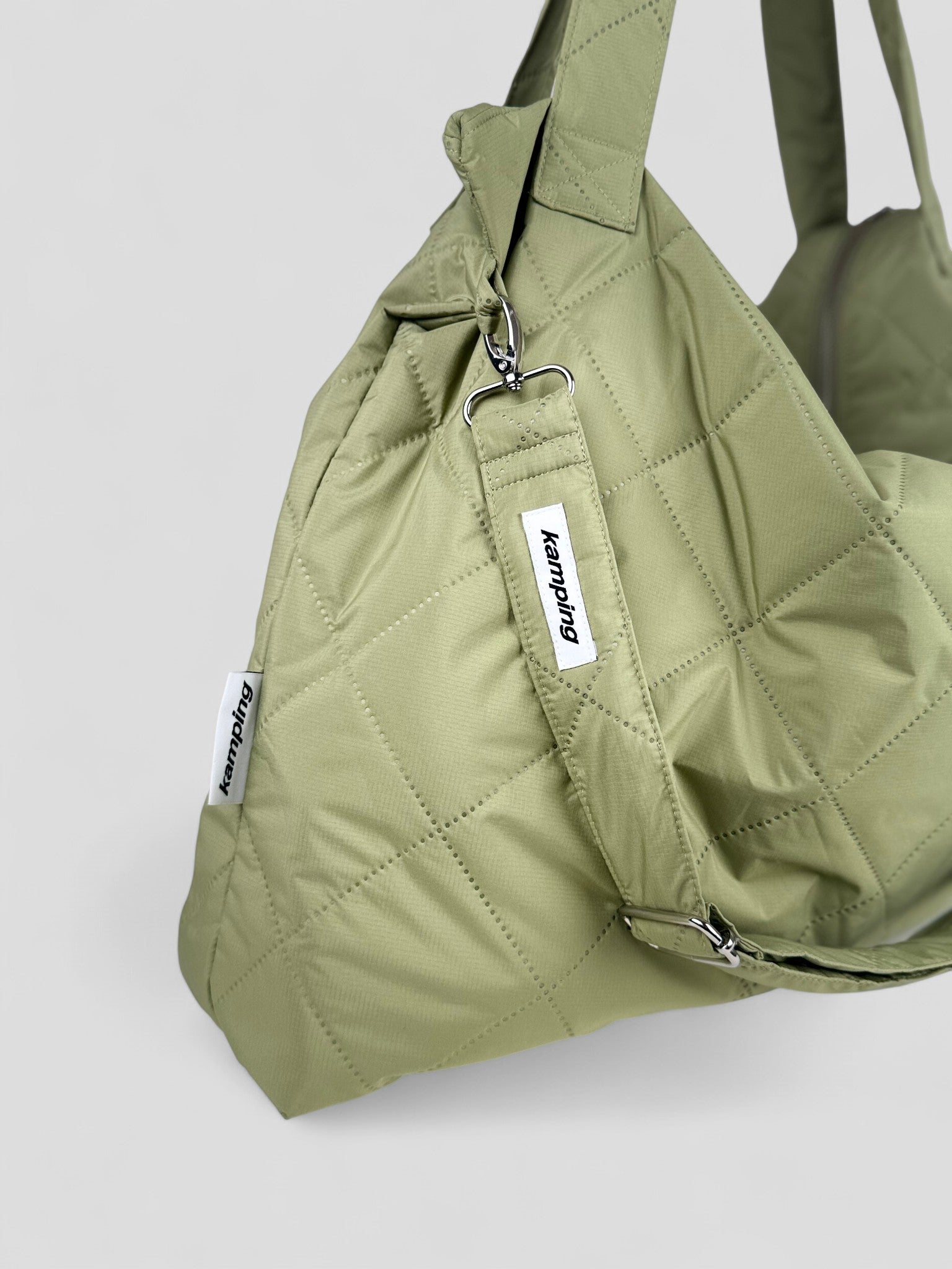 Kamping Studios Mom-Bag und Weekender in Matcha-gruen, Produktfoto Detail