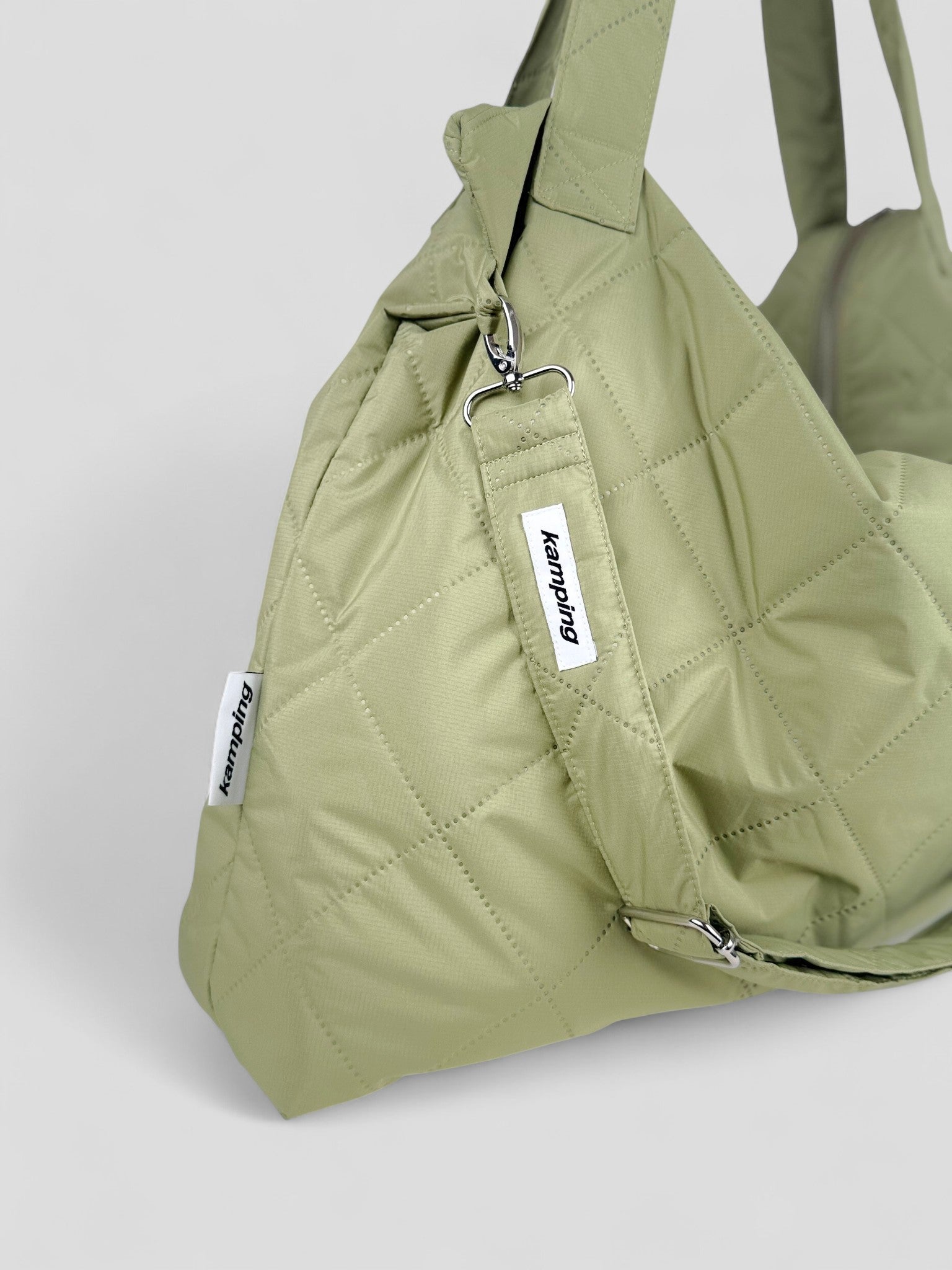 Kamping Studios Mom-Bag und Weekender in Matcha-gruen, Produktfoto Vorderansicht mit Schultergurt, Detail