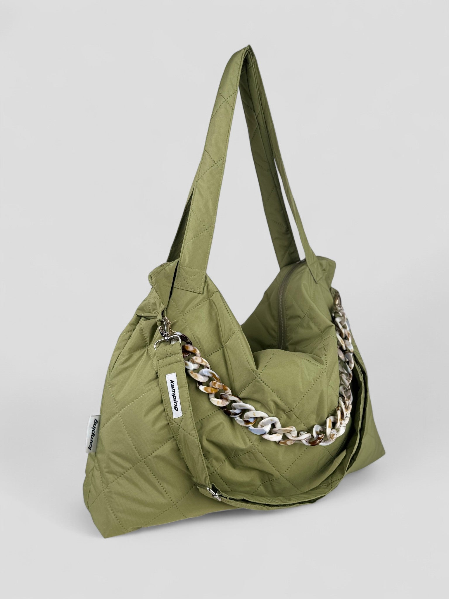 Kamping Studios Mom-Bag und Weekender in Matcha-gruen, Produktfoto Seitenansicht mit Schultergurt und Kette