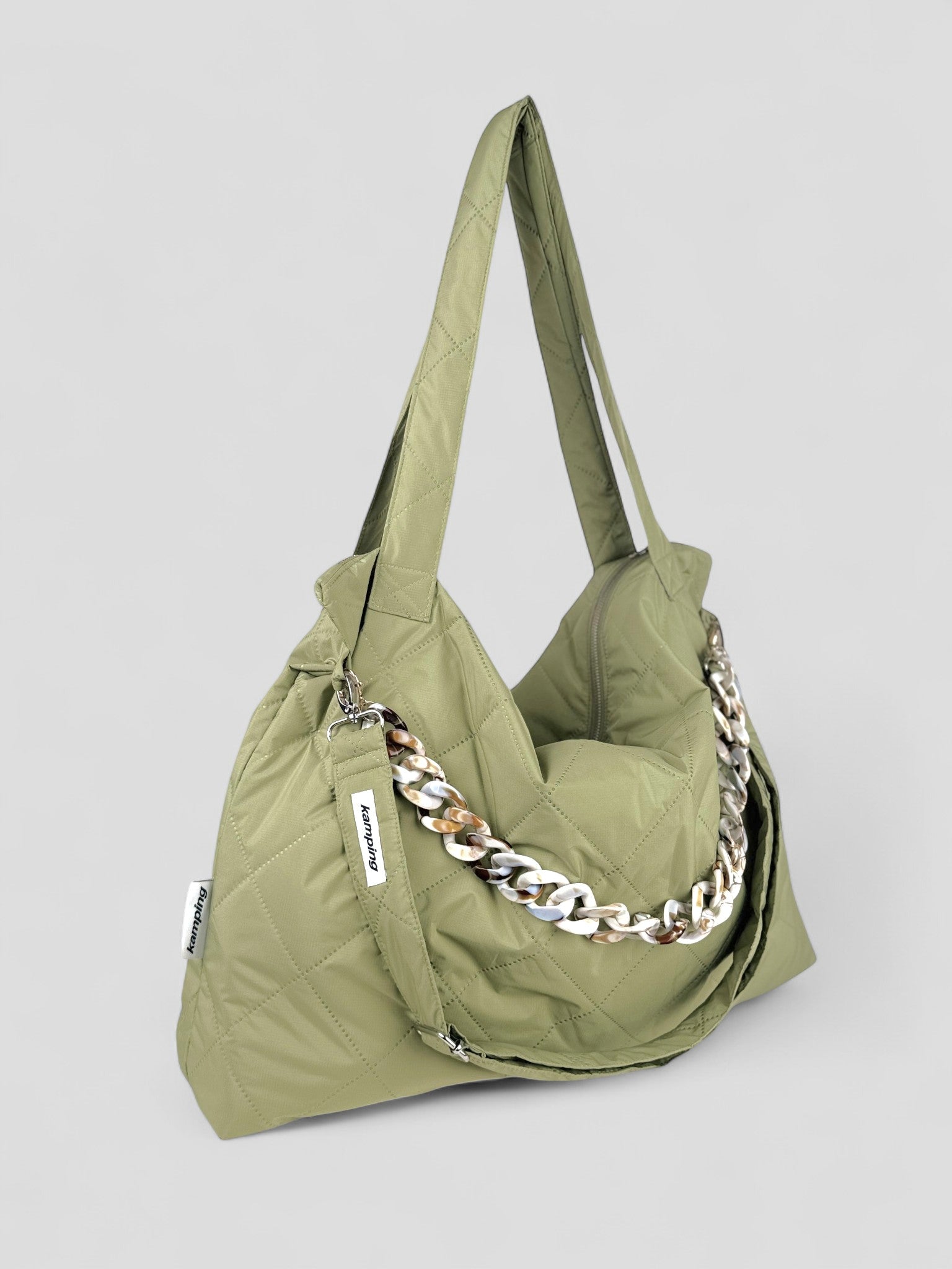 Kamping Studios Mom-Bag und Weekender in Matcha-gruen, Produktfoto Seitenansicht mit Schultergurt mit Kette