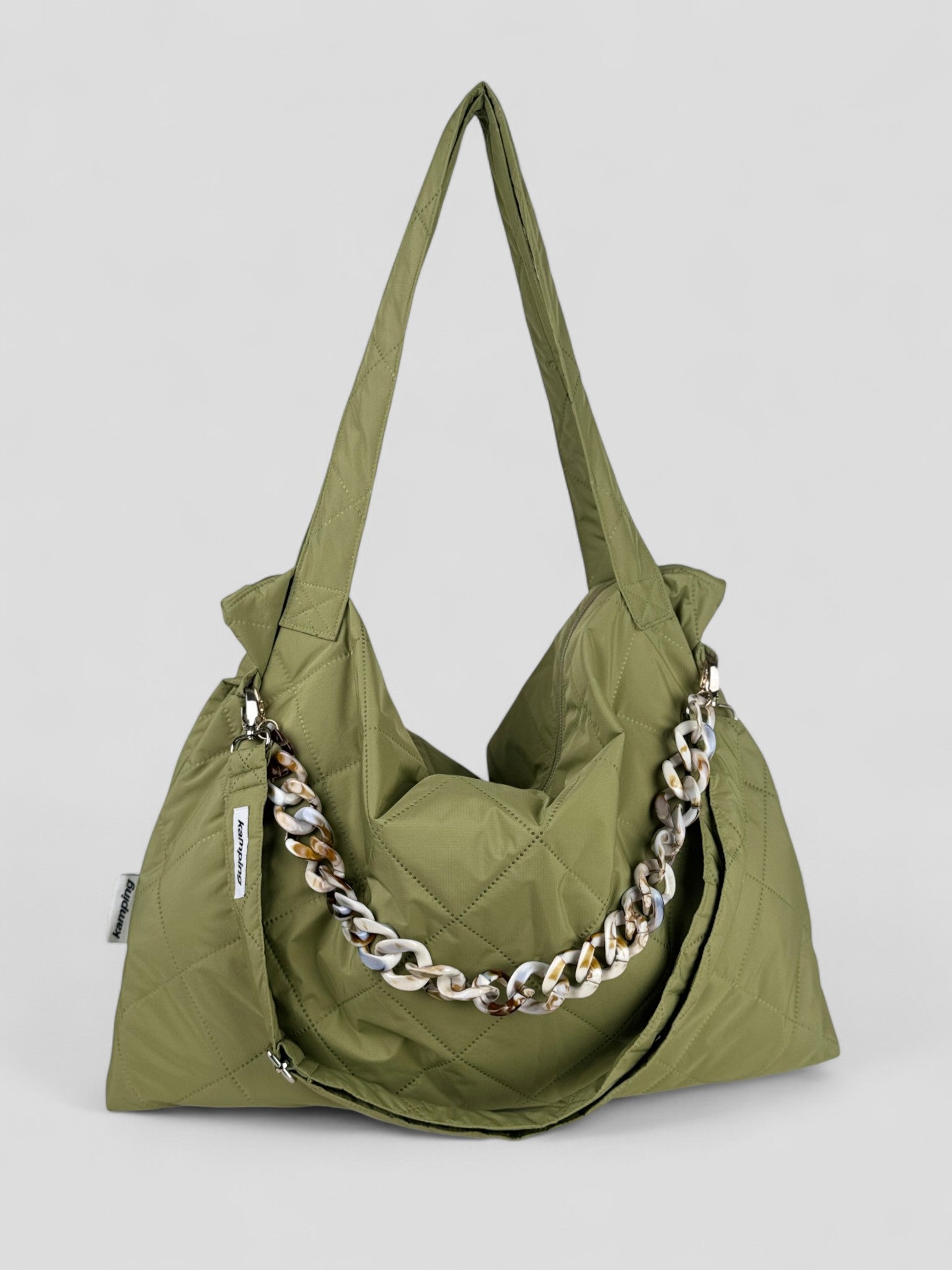 Kamping Studios Mom-Bag und Weekender in Matcha-gruen, Produktfoto Vorderansicht mit Schultergurt und Kette
