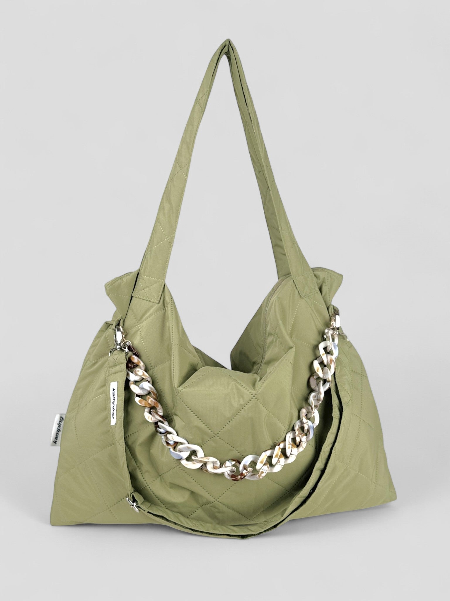 Kamping Studios Mom-Bag und Weekender in Matcha-gruen, Produktfoto Vorderansicht mit Schultergurt und Kette