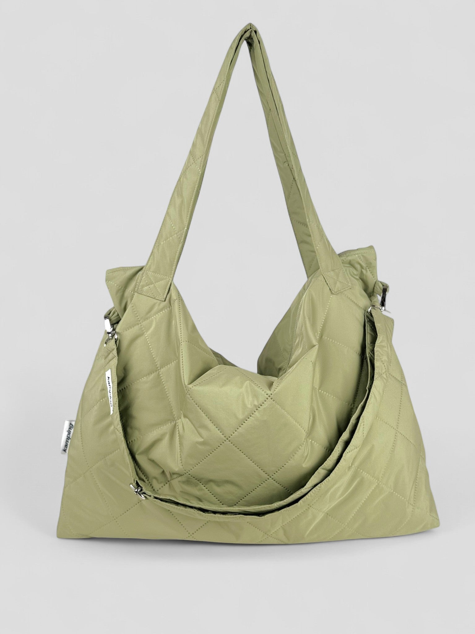 Kamping Studios Mom-Bag und Weekender in Matcha-gruen, Produktfoto Vorderansicht mit Schultergurt