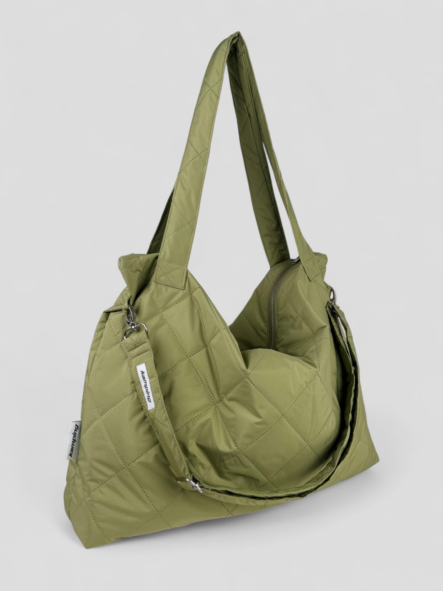 Kamping Studios Mom-Bag und Weekender in Matcha-gruen, Produktfoto Seitenansicht mit Schultergurt