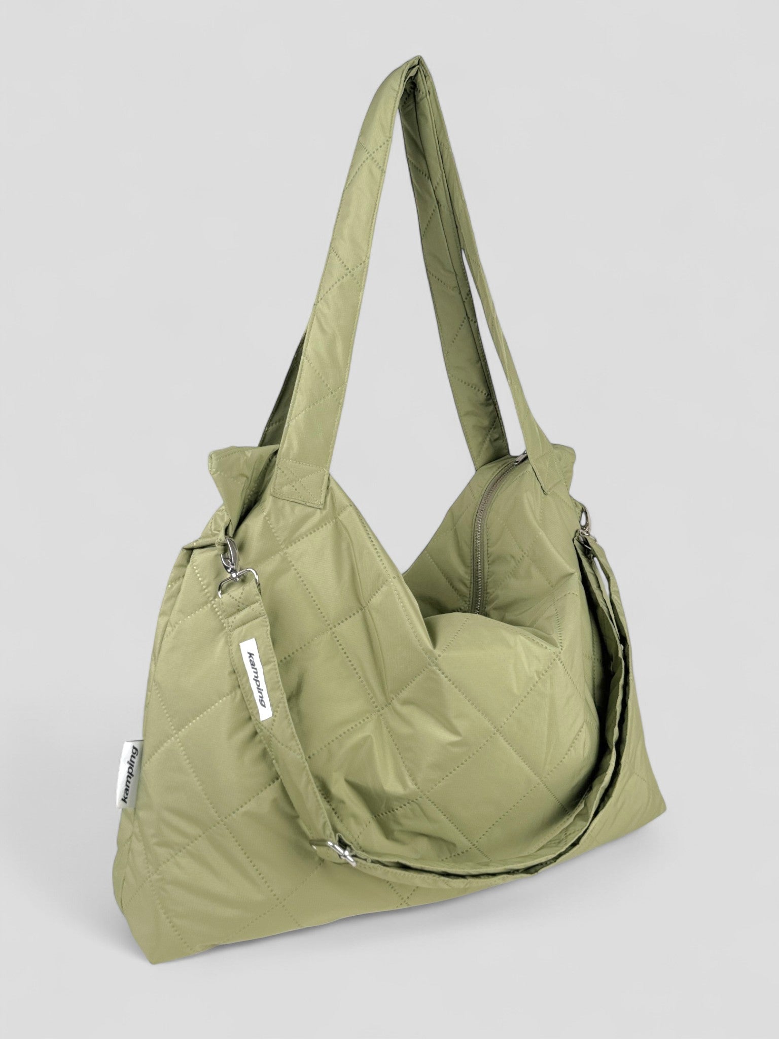 Kamping Studios Mom-Bag und Weekender in Matcha-gruen, Produktfoto Seitenansicht mit Schultergurt