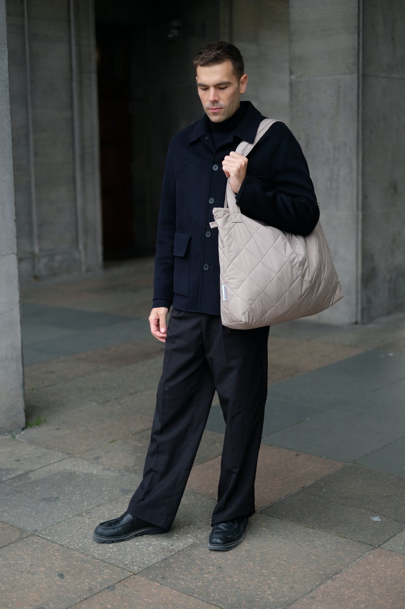 Kamping Studios Mom-Bag und Weekender in beige, am maennlichen Model