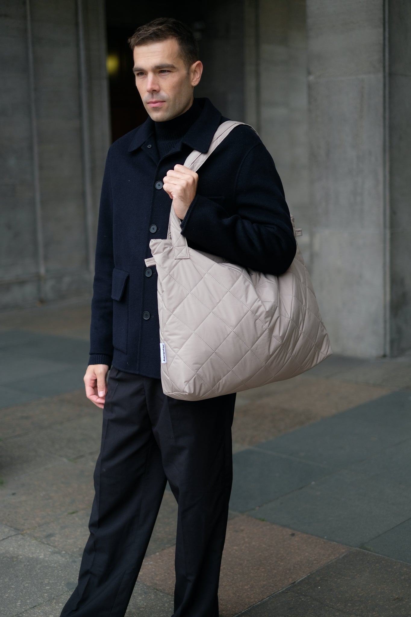 Kamping Studios Mom-Bag und Weekender in beige, am maennlichen Model