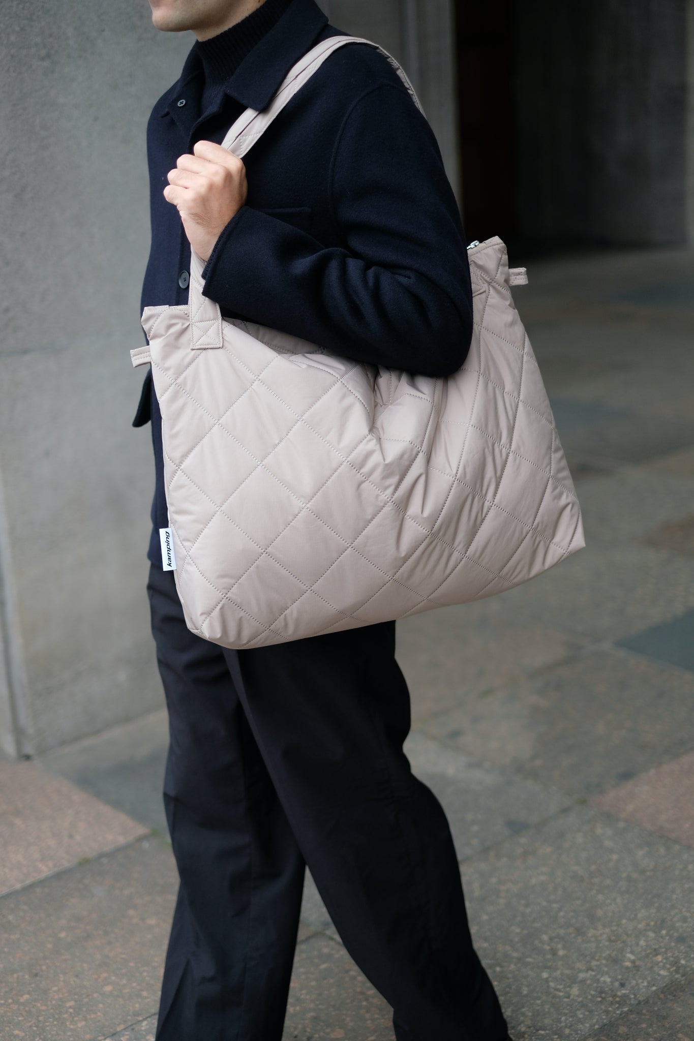 Kamping Studios Mom-Bag und Weekender in beige, am maennlichen Model, Detail
