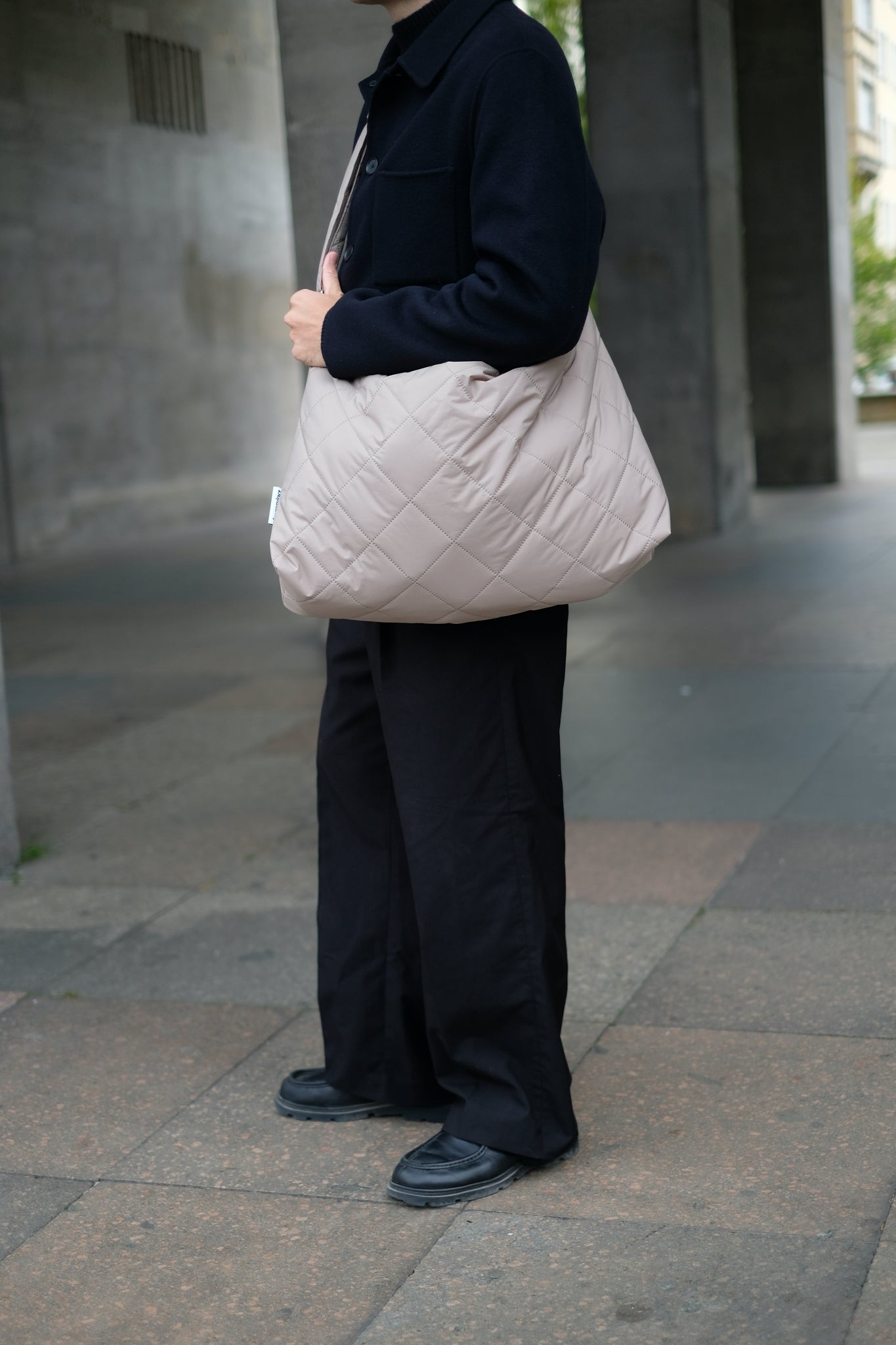 Kamping Studios Mom-Bag und Weekender in beige, am maennlichen Model, Crossbody 3