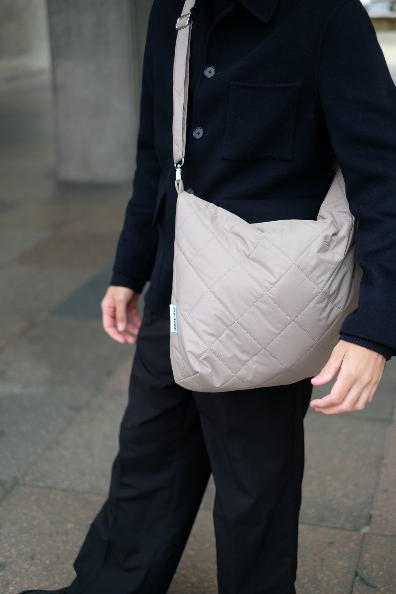 Kamping Studios Mom-Bag und Weekender in beige, am maennlichen Model, Detail