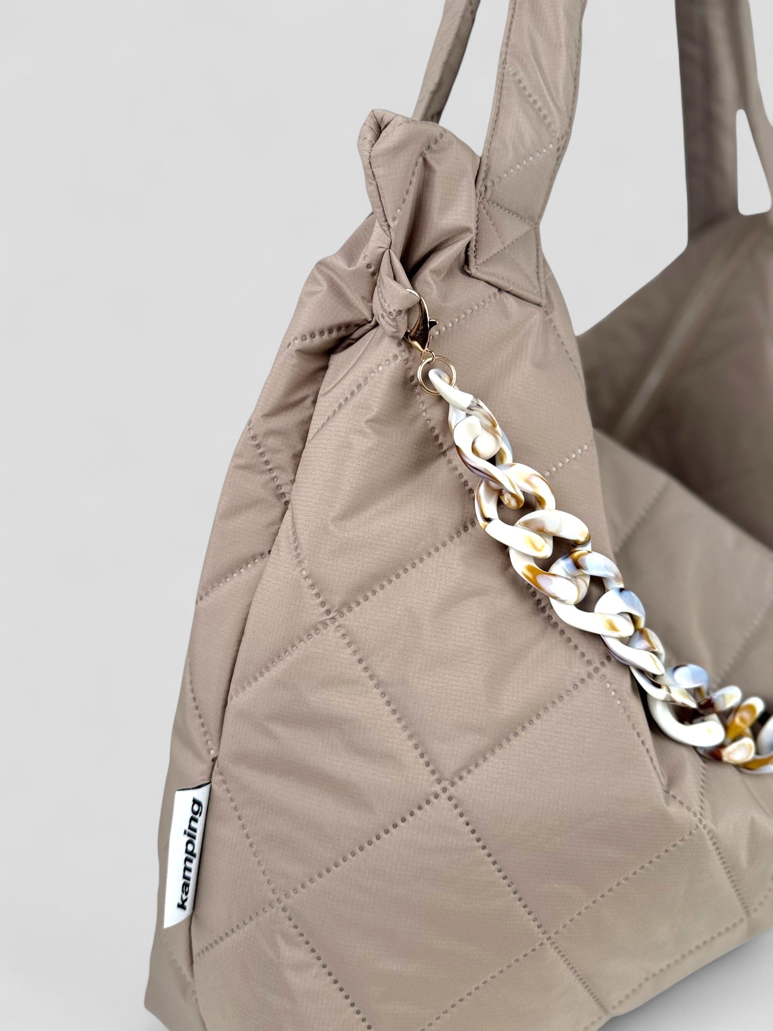 Kamping Studios Mom-Bag und Weekender in beige, Produktfoto Details Muschel-Kette