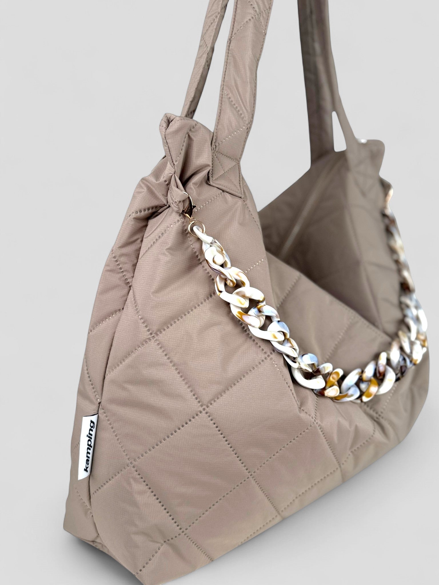 Kamping Studios Mom-Bag und Weekender in beige, Produktfoto Details Muschel-Kette