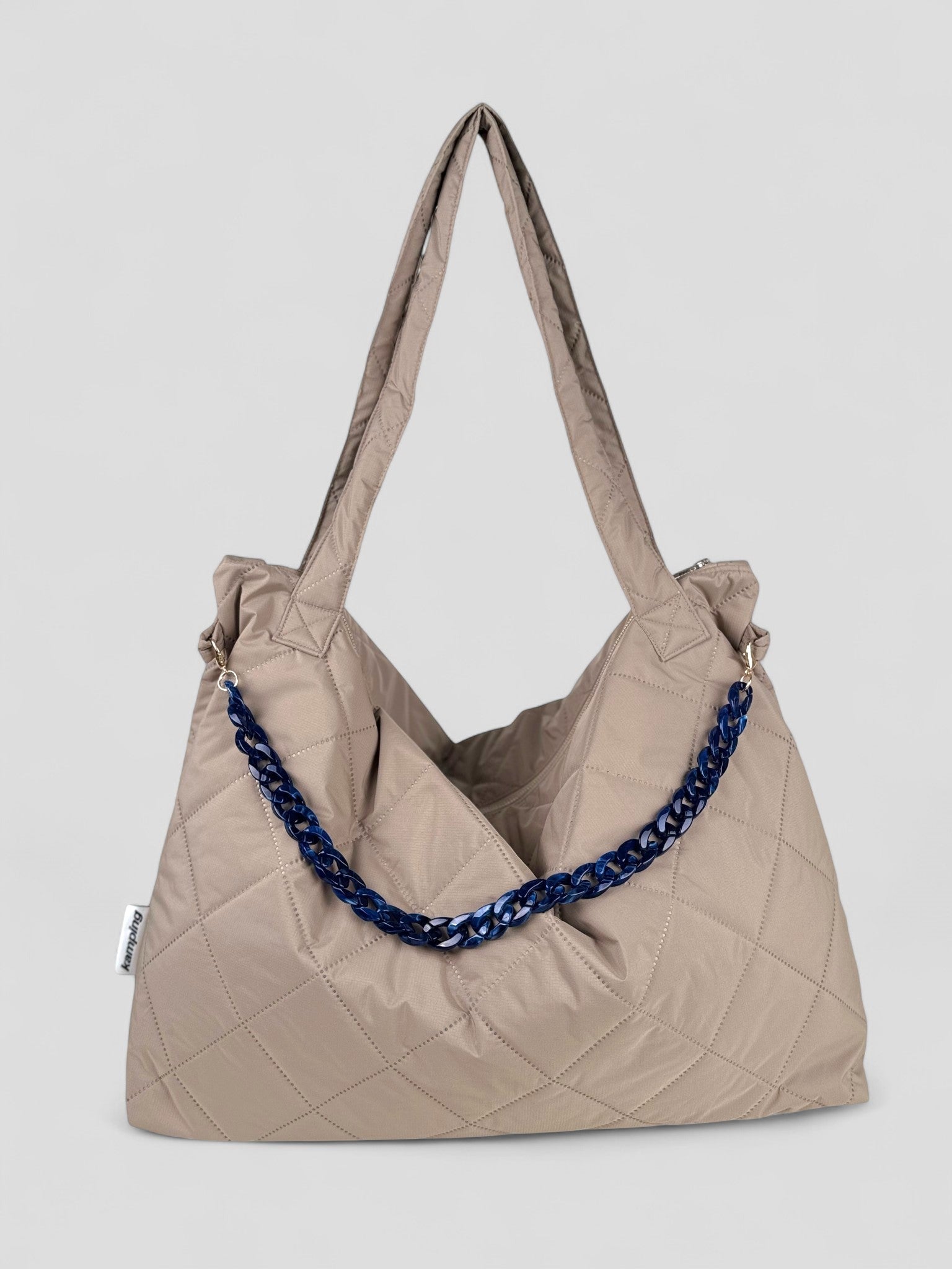 Kamping Studios Mom-Bag und Weekender in beige, Produktfoto Vorderansicht mit blauer Kette