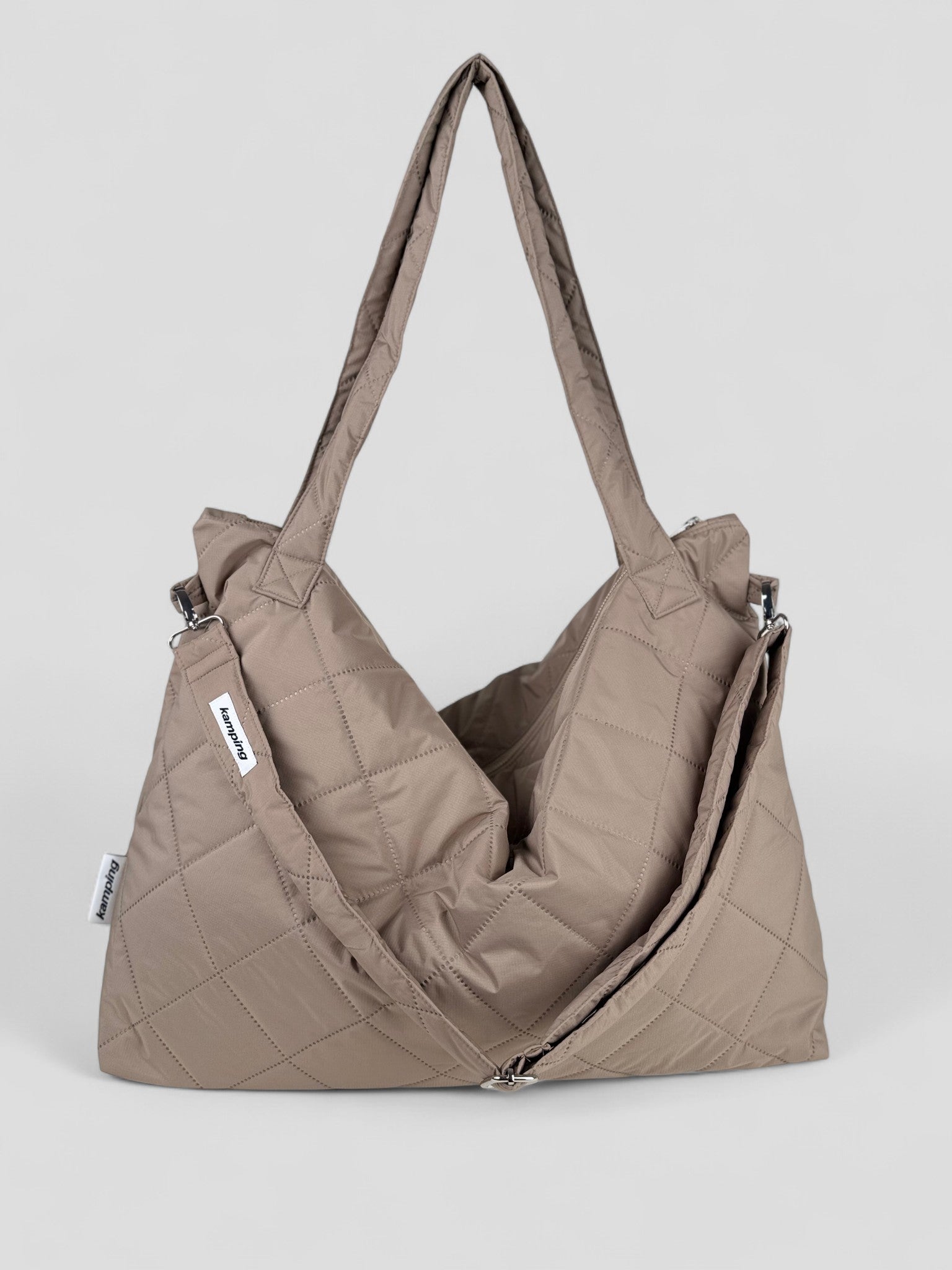 Kamping Studios Mom-Bag und Weekender in beige, Produktfoto Vorderansicht mit Schultergurt