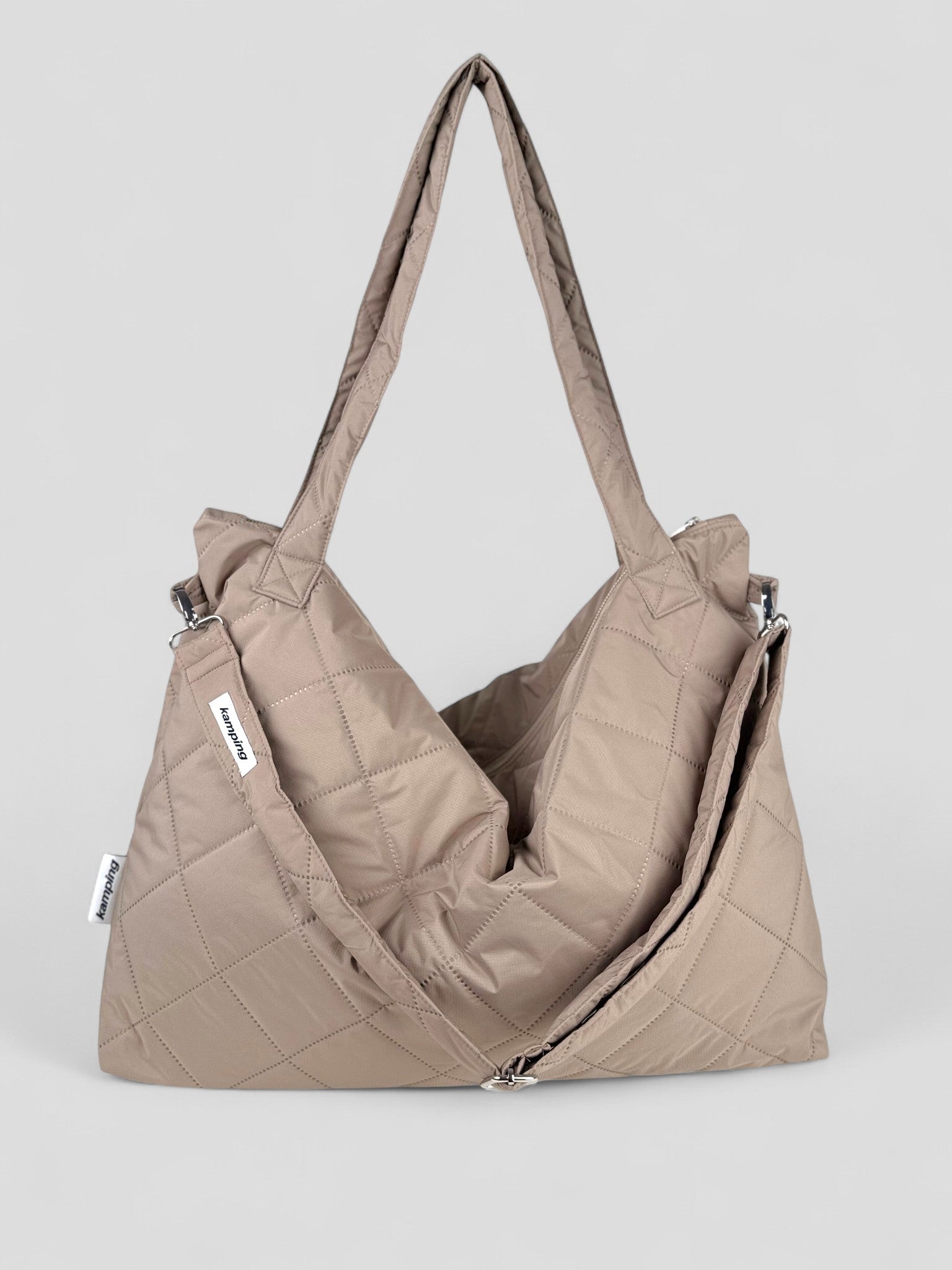 Kamping Studios Mom-Bag und Weekender in beige, Produktfoto Vorderansicht mit Schultergurt