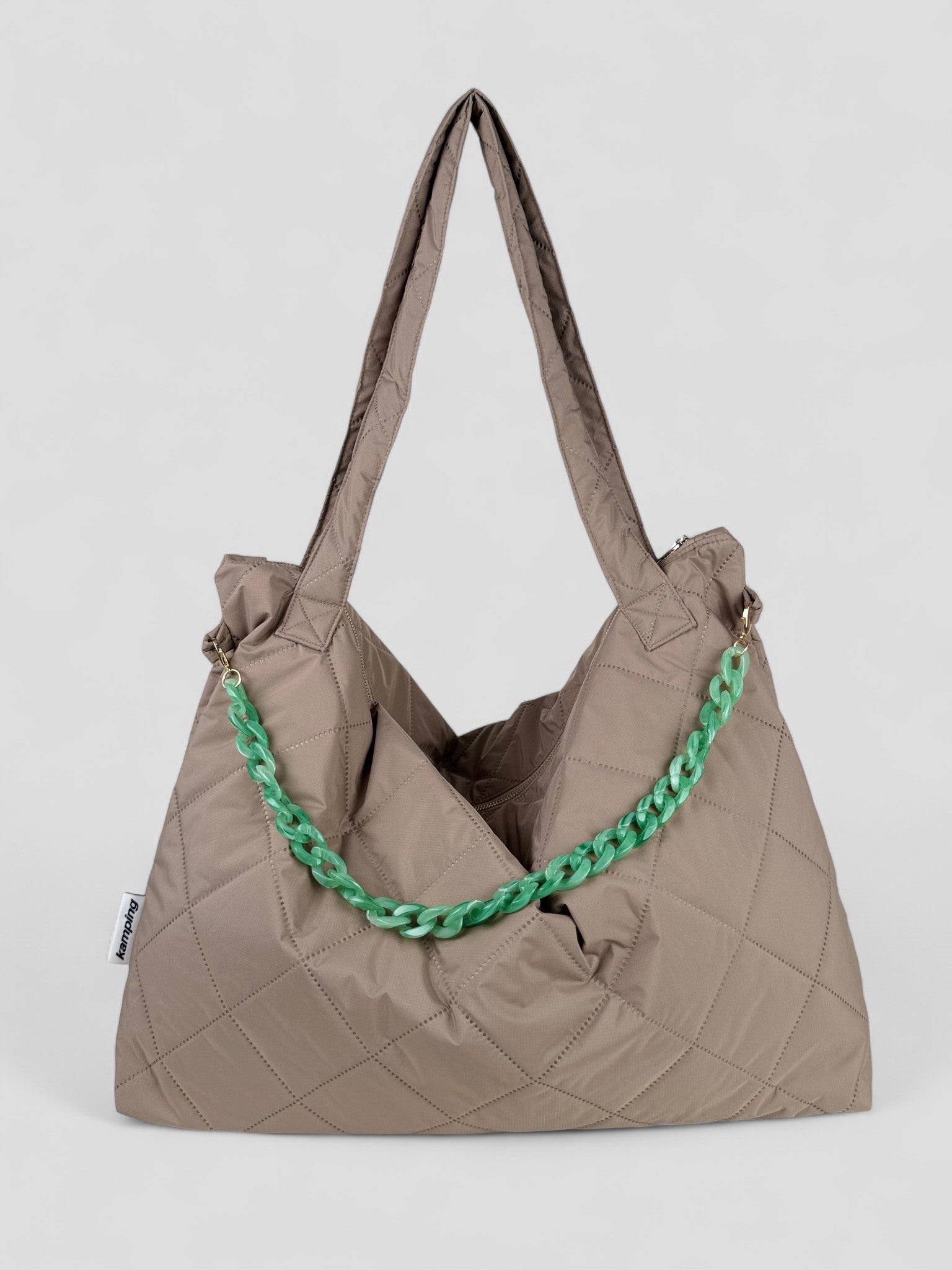 Kamping Studios Mom-Bag und Weekender in beige, Produktfoto Vorderansicht mit gruener Kette