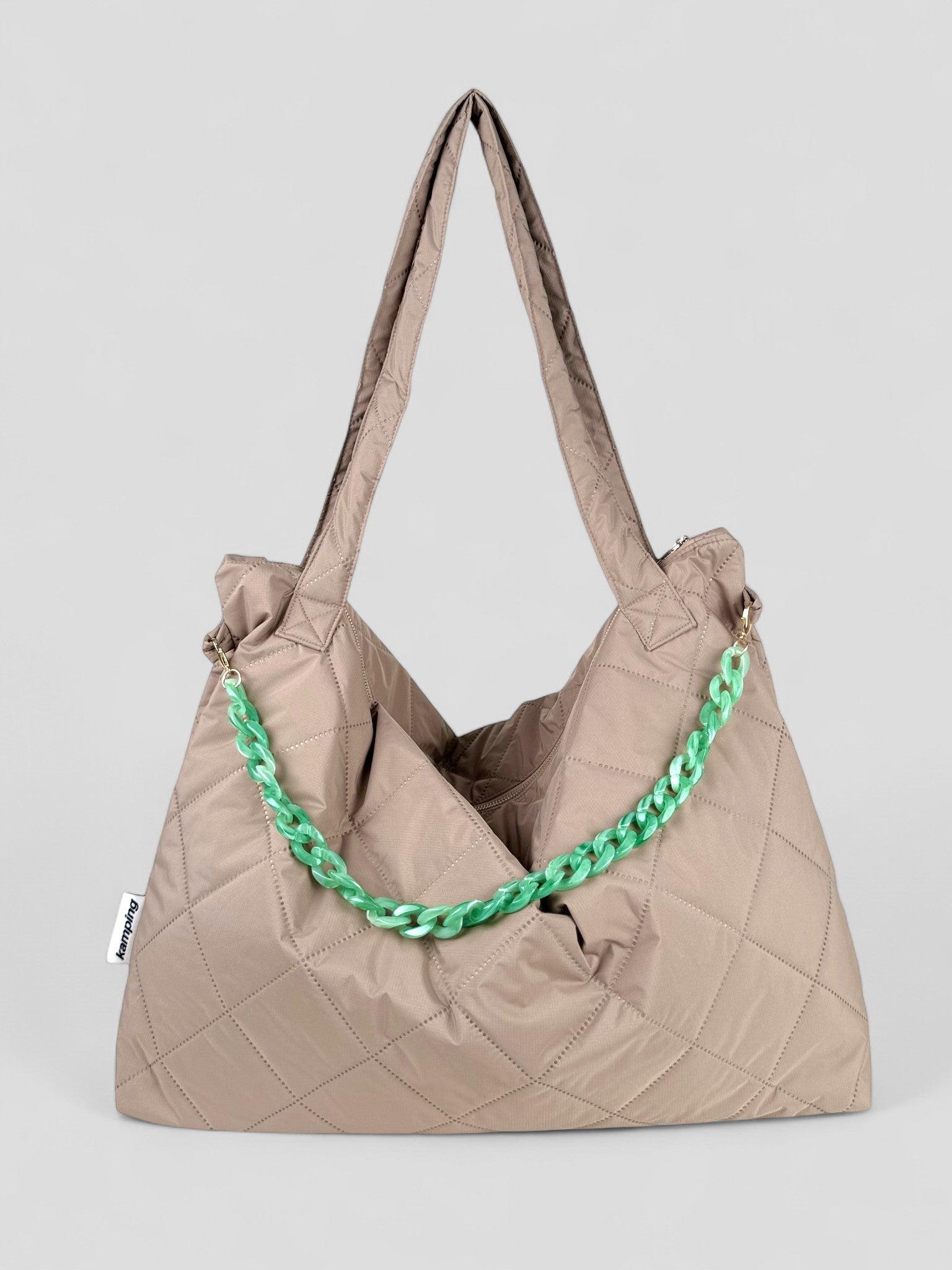 Kamping Studios Mom-Bag und Weekender in beige, Produktfoto Vorderansicht mit gruener Kette