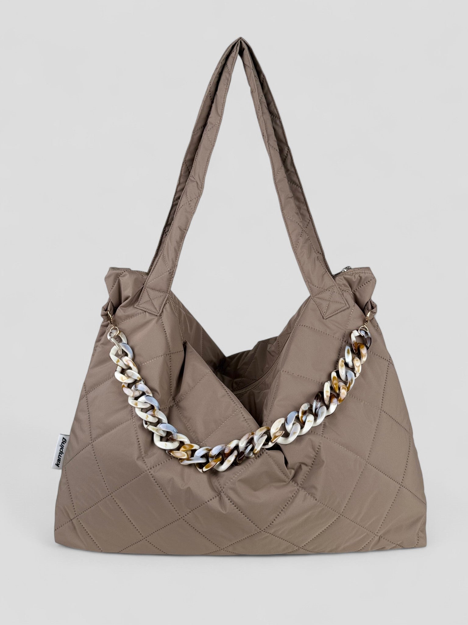 Kamping Studios Mom-Bag und Weekender in beige, Produktfoto Vorderansicht mit Kette