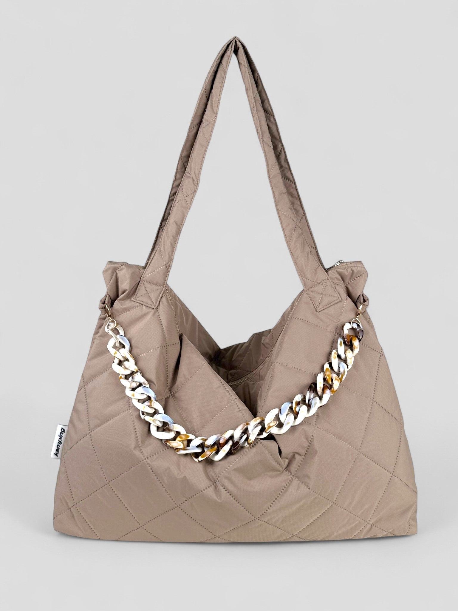 Kamping Studios Mom-Bag und Weekender in beige, Produktfoto Vorderansicht mit  Muschel-Kette