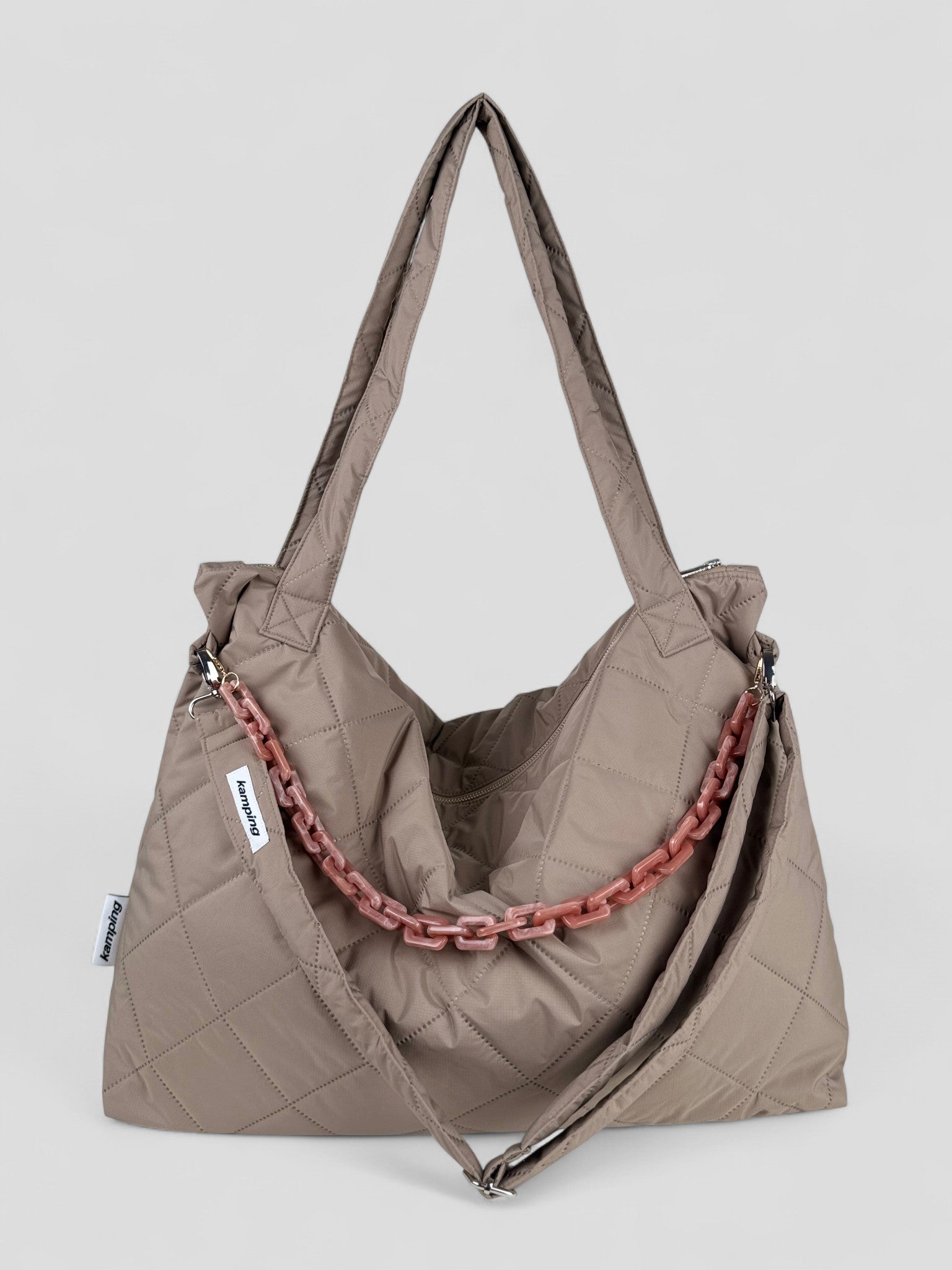 Kamping Studios Mom-Bag und Weekender in beige, Produktfoto Vorderansicht mit rosa Kette und Schultergurt